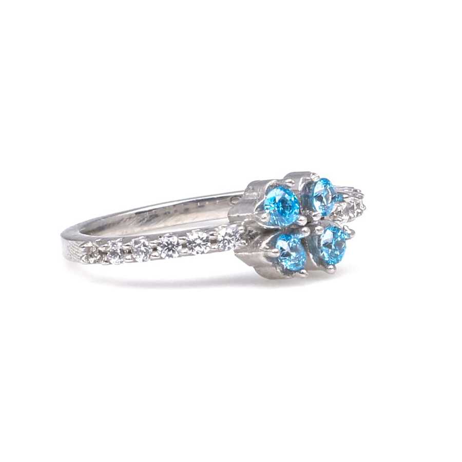 Bague délicate en argent sterling avec trèfle et zircon de couleur tanzanite