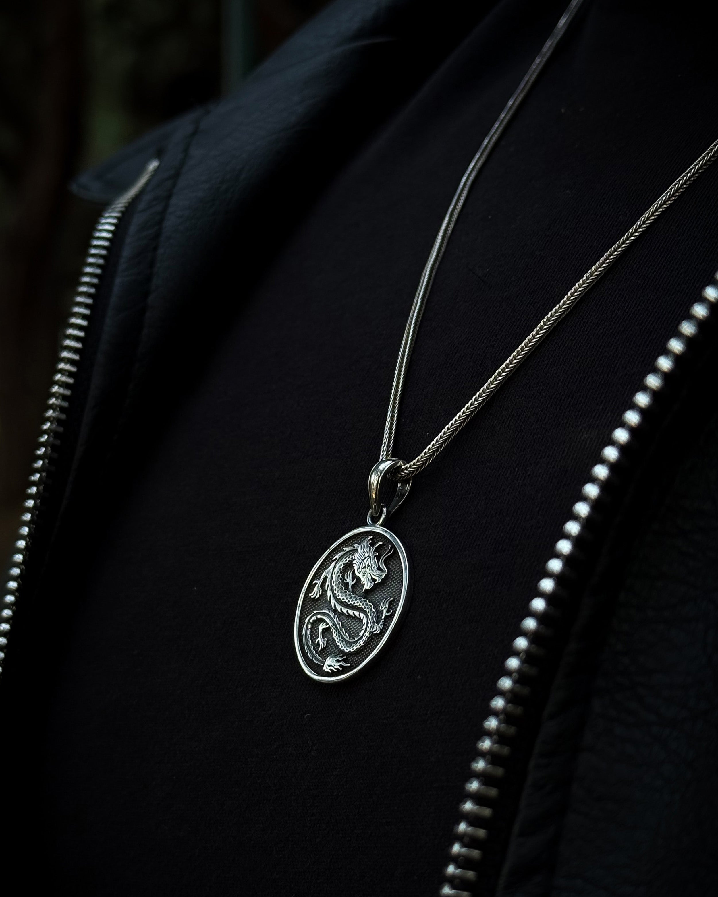 Collier Médaillon Dragon en Argent Sterling - Symbole de Pouvoir Mythique