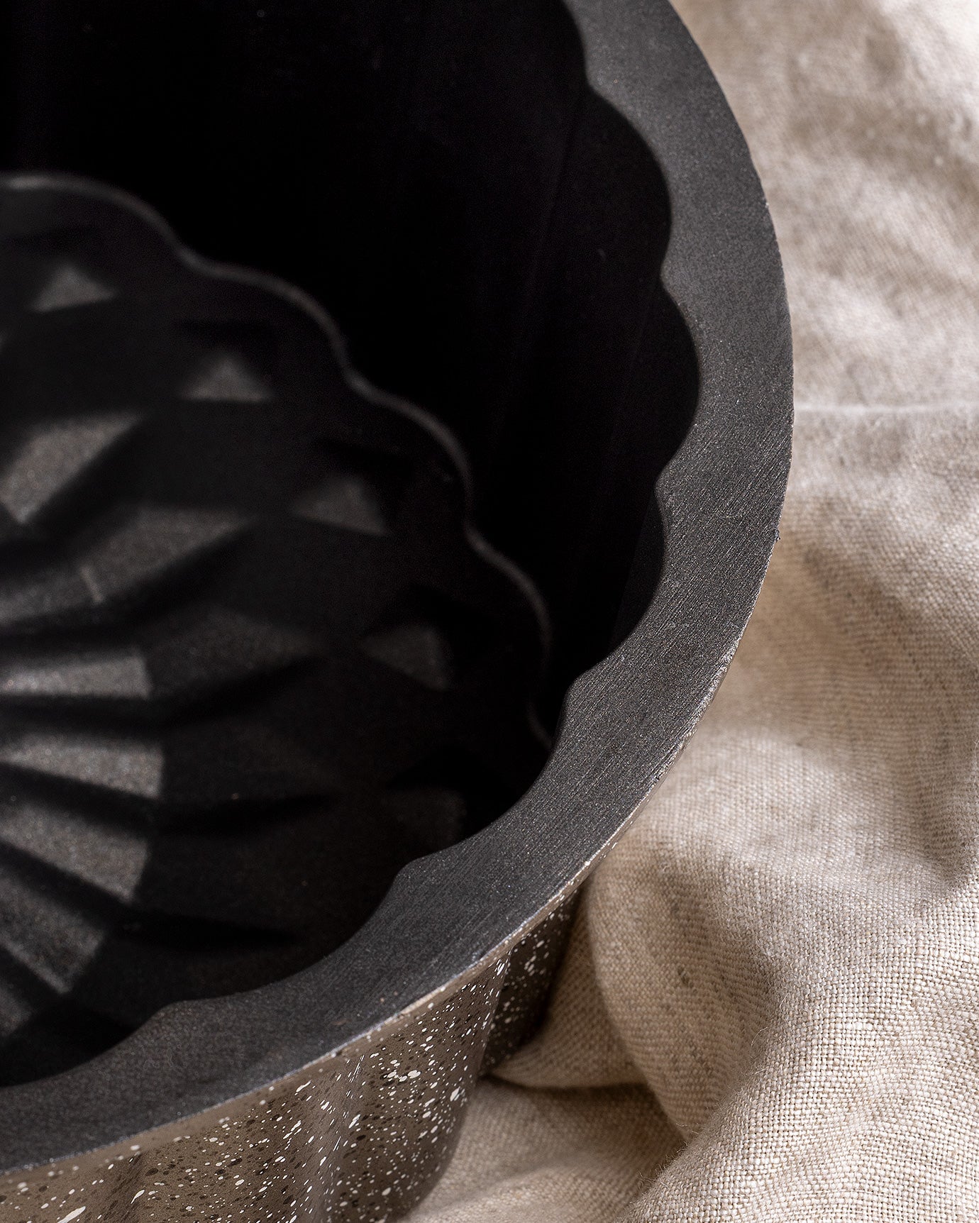 Melay Design Non-Stick Cake Pan, Mink Gray