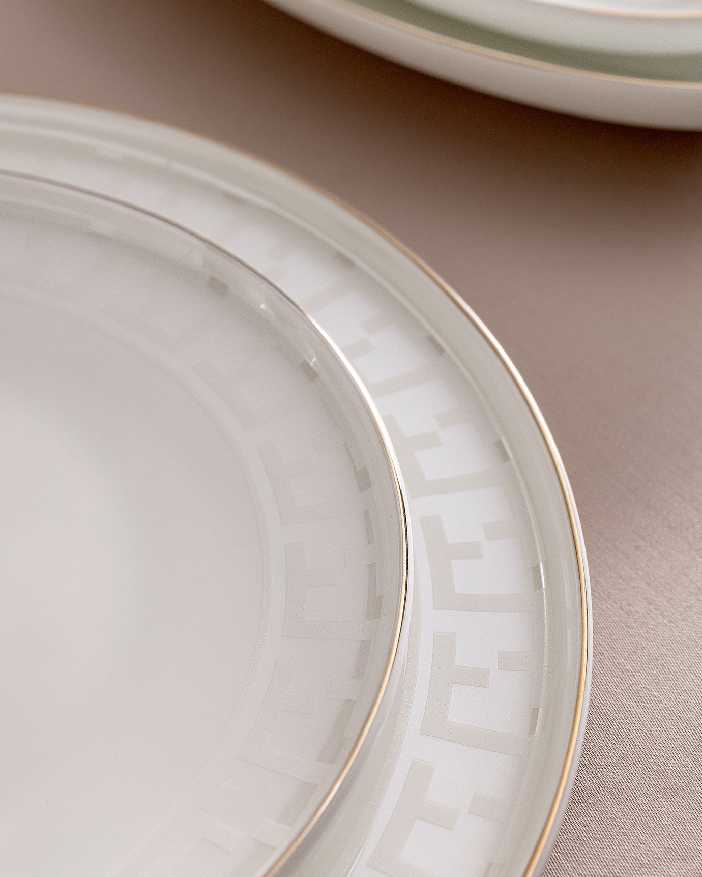 Fine Bone Porcelain 6-Person Dinner Set - Timeless Elegance