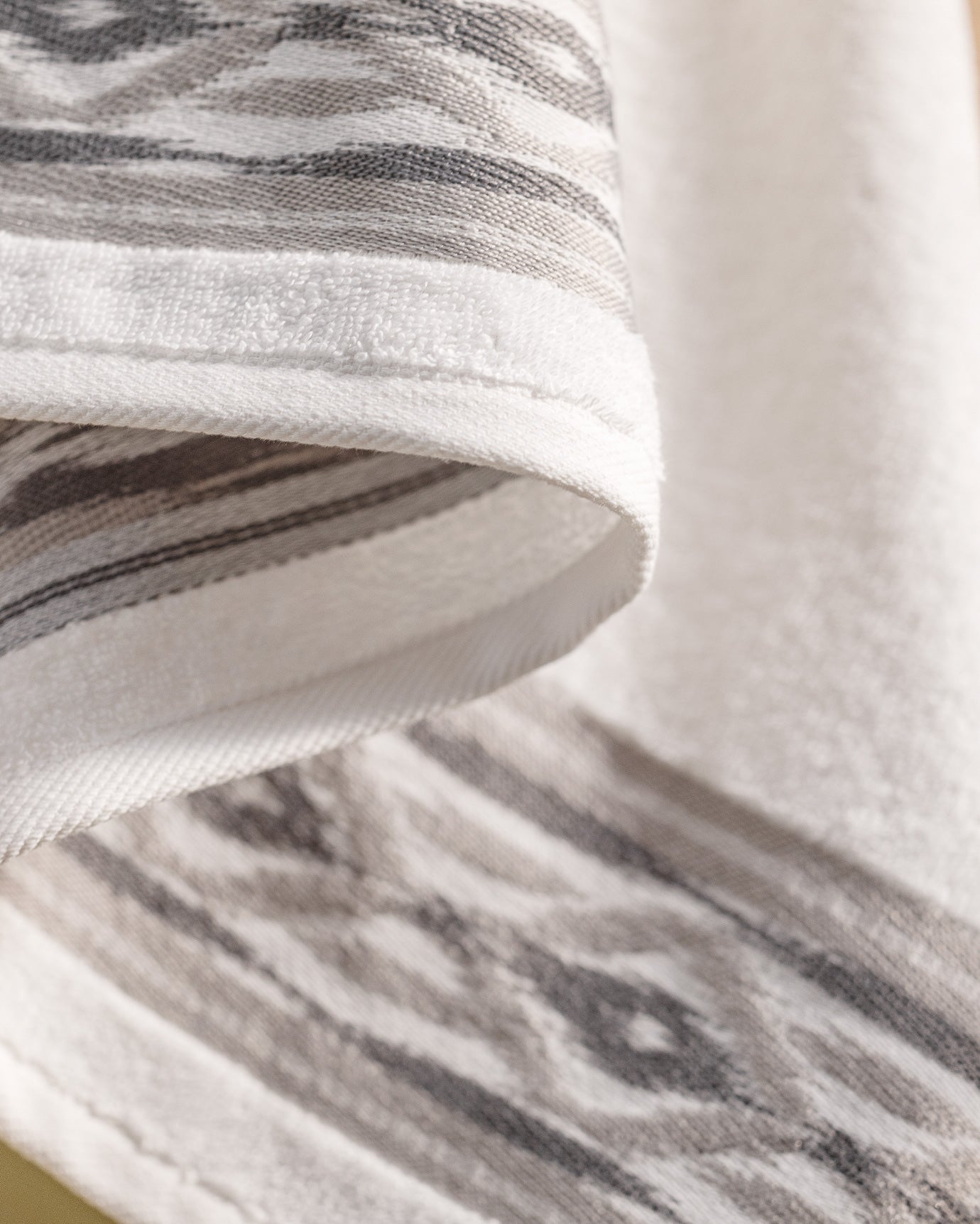 Porcelain Dinner Plate Set - Elegant & Versatile Dining