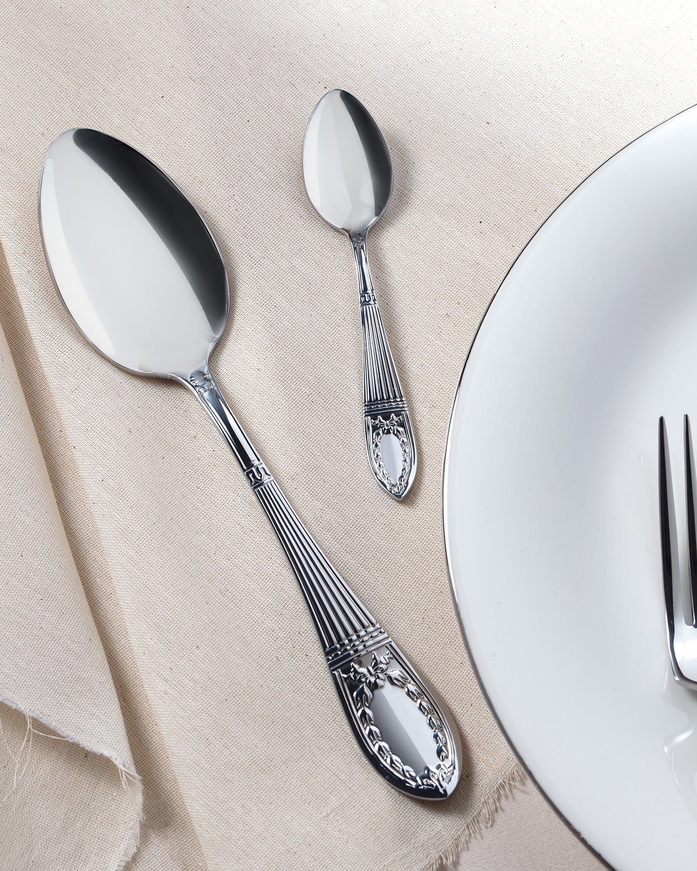 Elegant Stainless Steel 84-Pc Cutlery Set - La Papillion Design