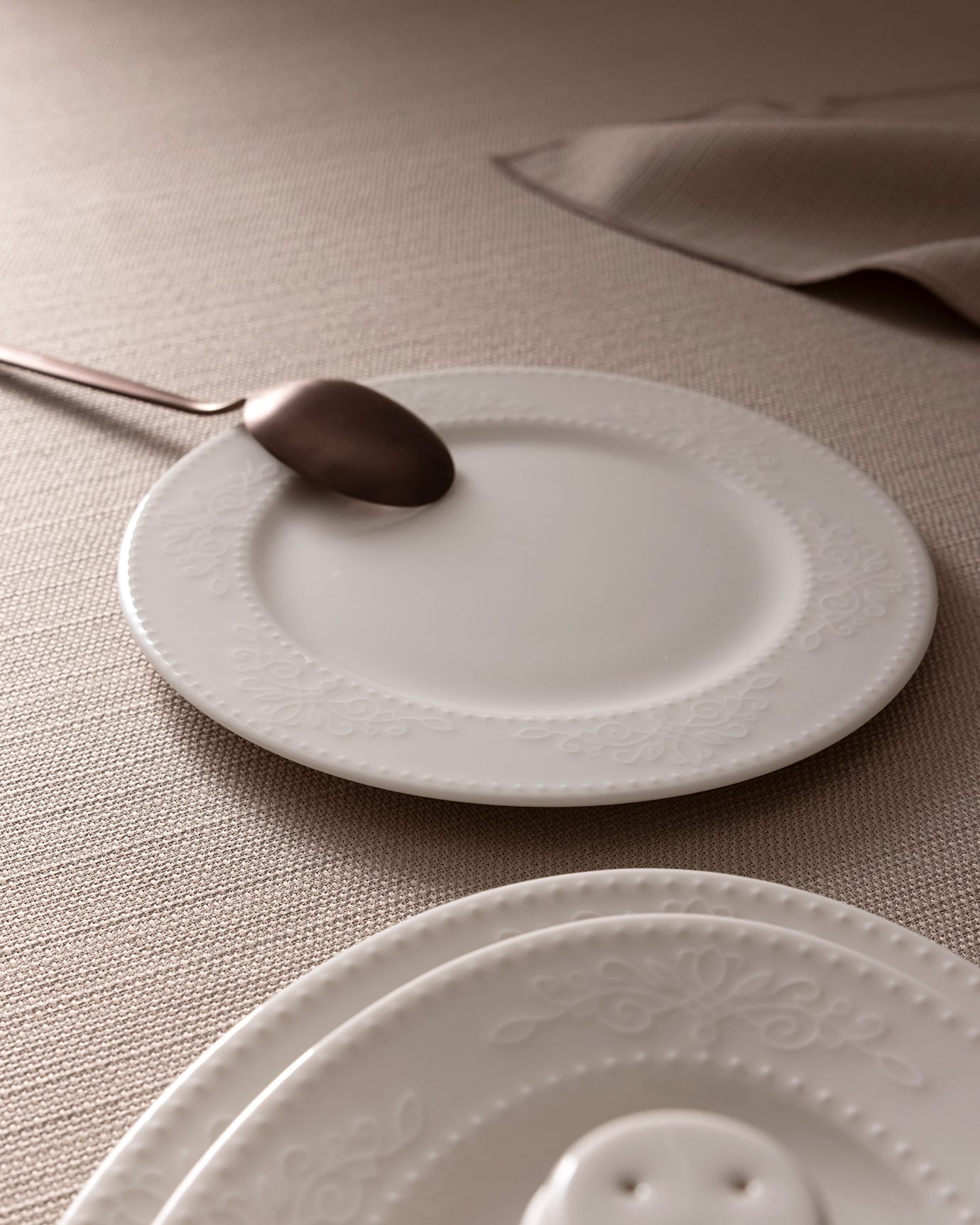 New Bone China 6-Person Dinnerware Set - Classic Elegance