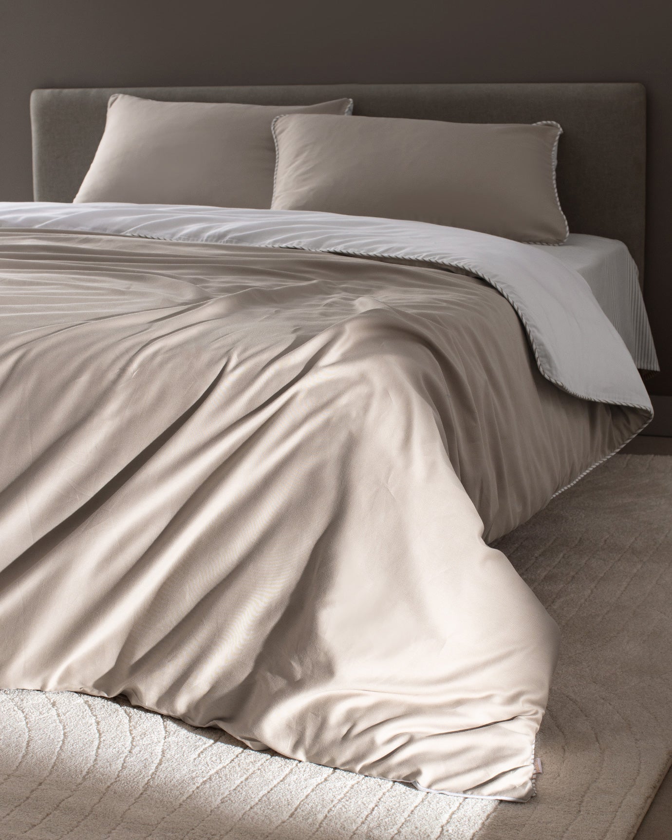 Verne King Size 100% Cotton Sateen Printed Piped Bedding Set - Beige/White