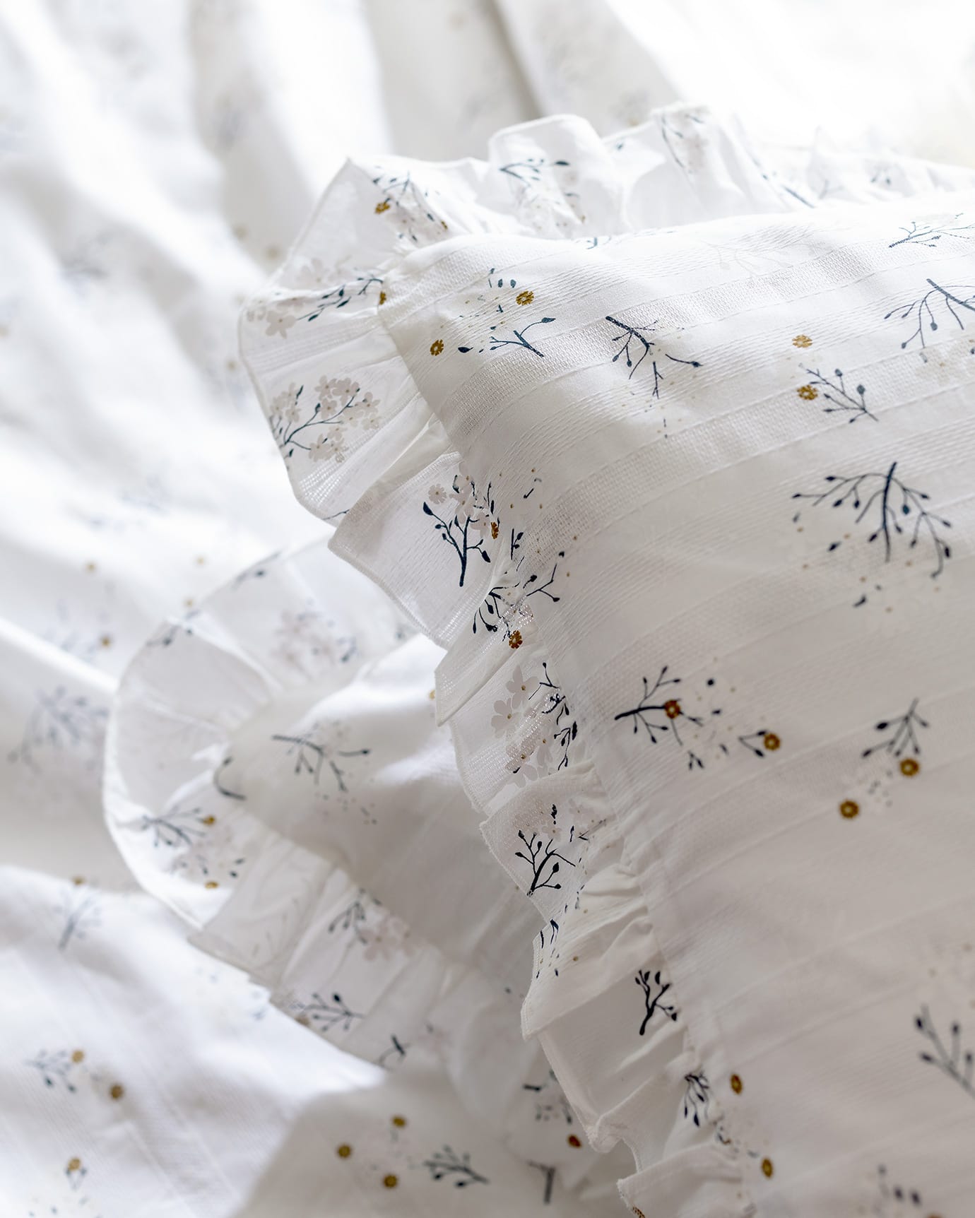 100% Cotton Double Duvet Cover Set - Elegant Ruffled Design