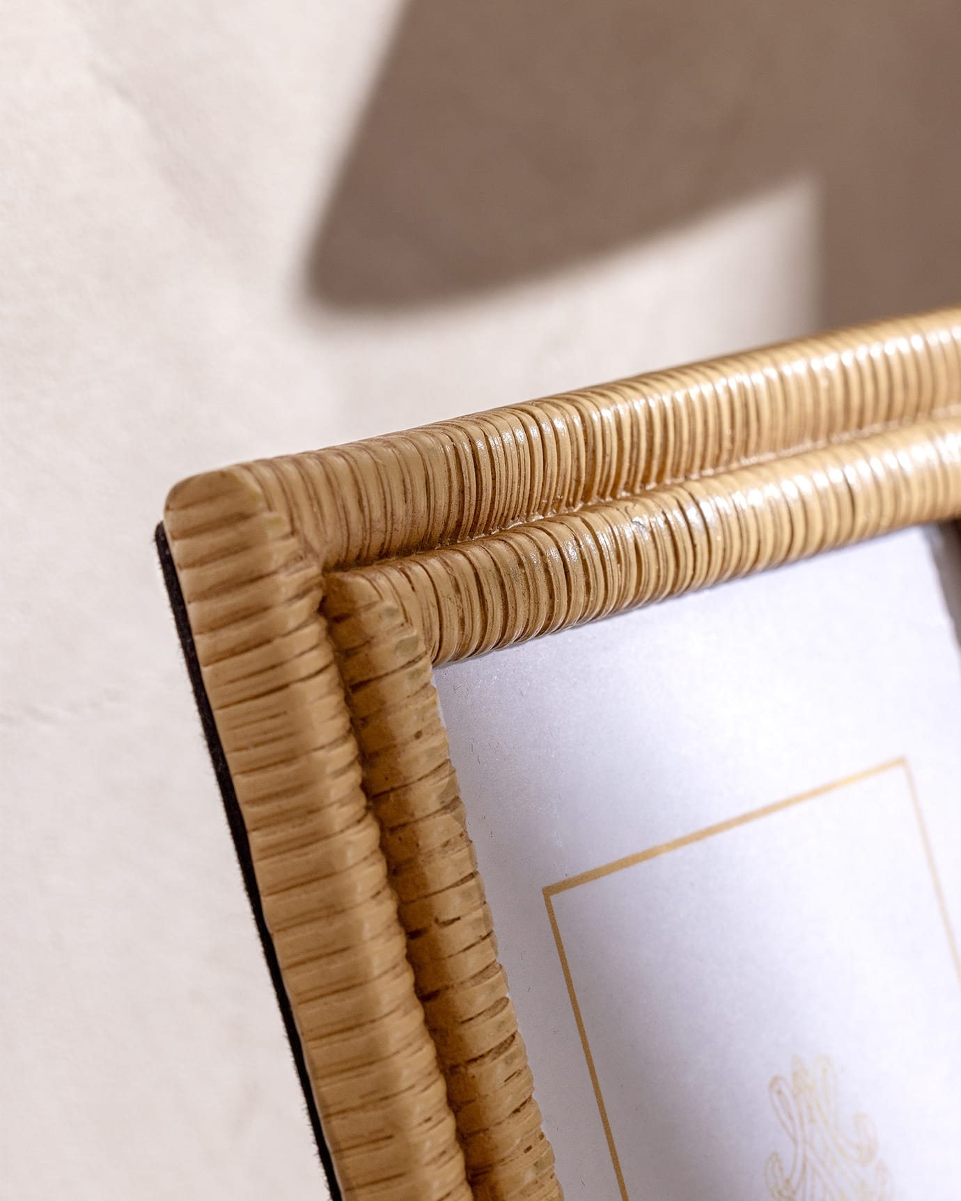 Elegantní fotorámeček se zlatým povrchem - kolekce Marais