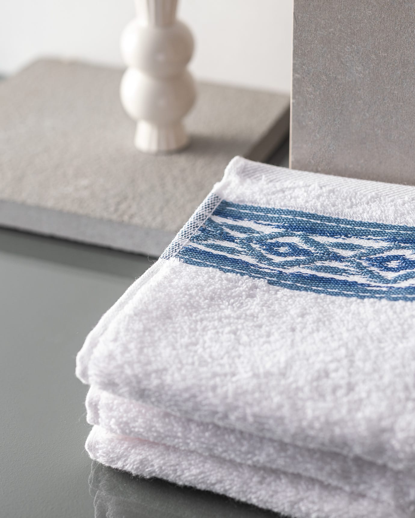 4-Pack 100% Cotton Hand Towel Set - Soft Absorbent Bathroom & Guest Towels - White & Blue