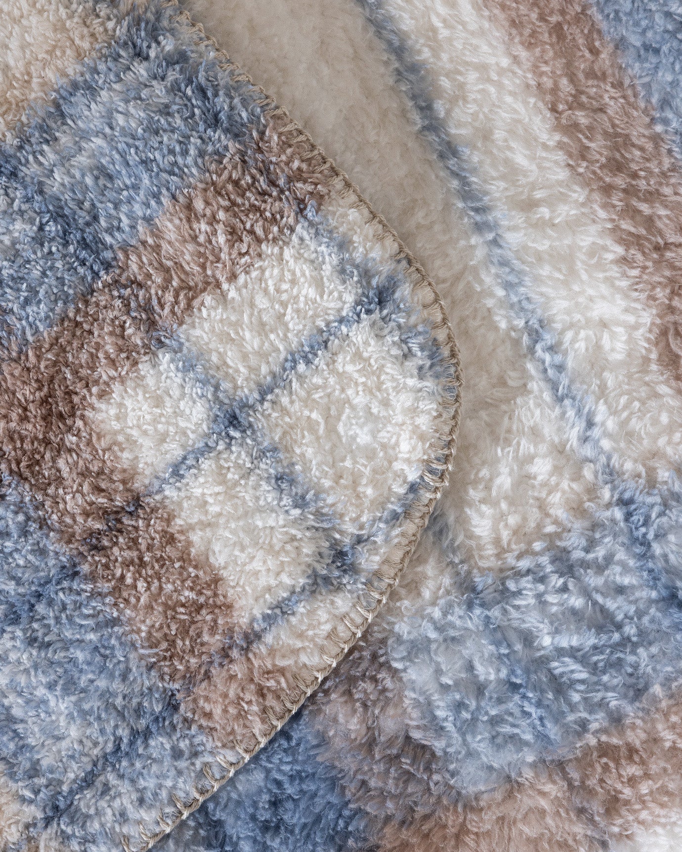 Luxurious Polyester Sherpa Blanket - Reversible Dual-Tone Comfort