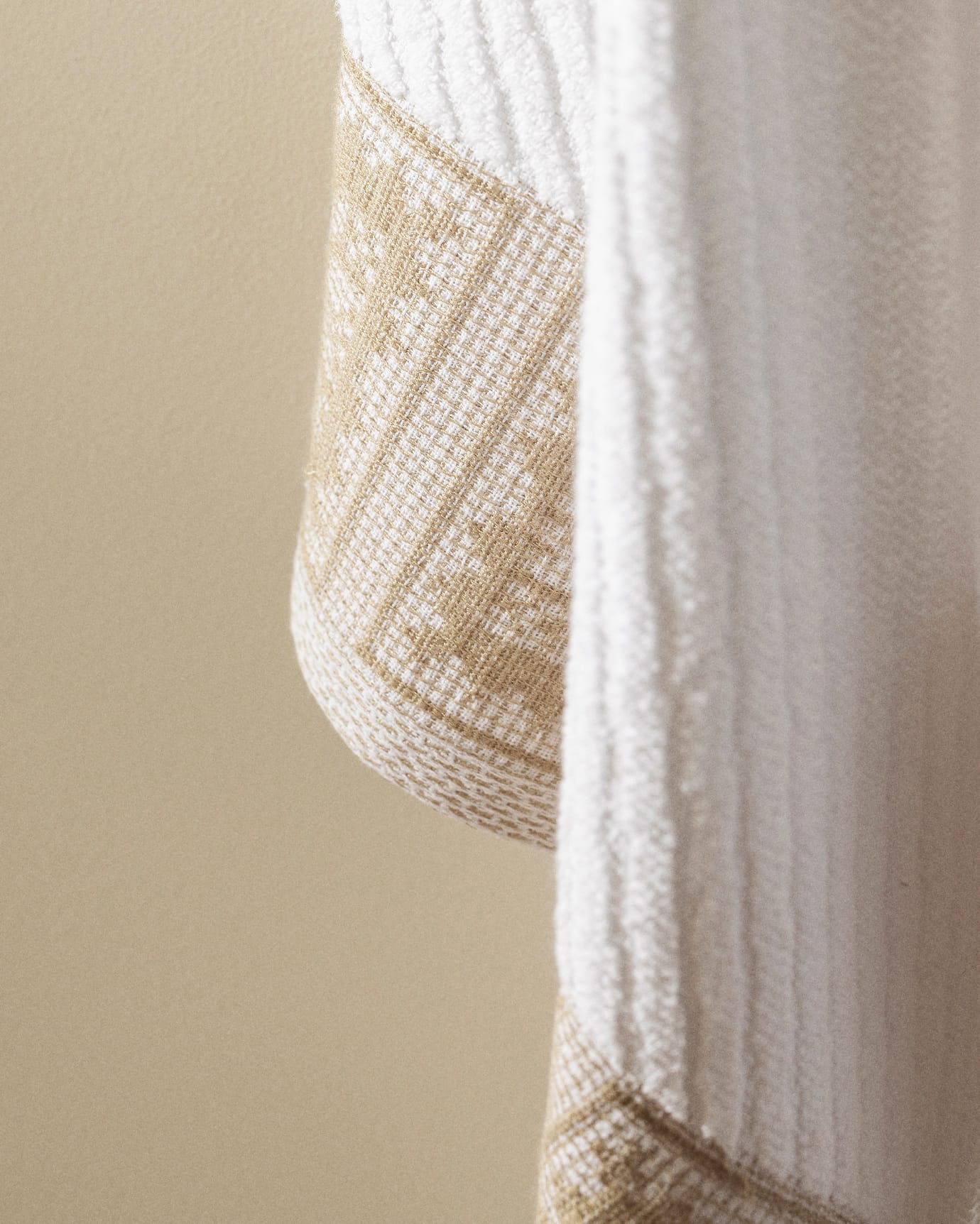 Plush 100% Cotton Bath Towel - Ultra Soft & Absorbent, White & Beige