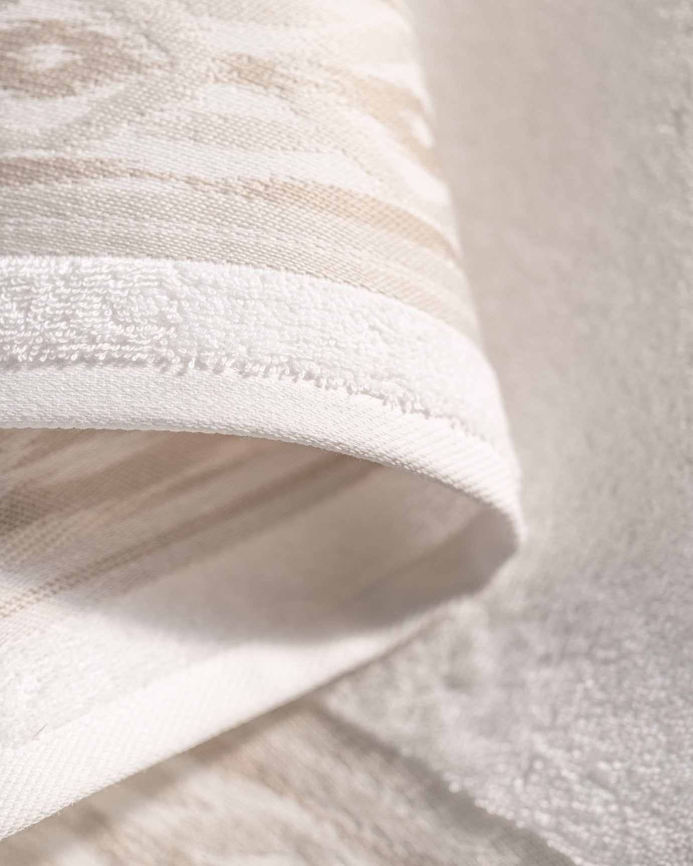 Plush Absorbent Bath Towel - Soft & Quick Dry Bathroom Essential