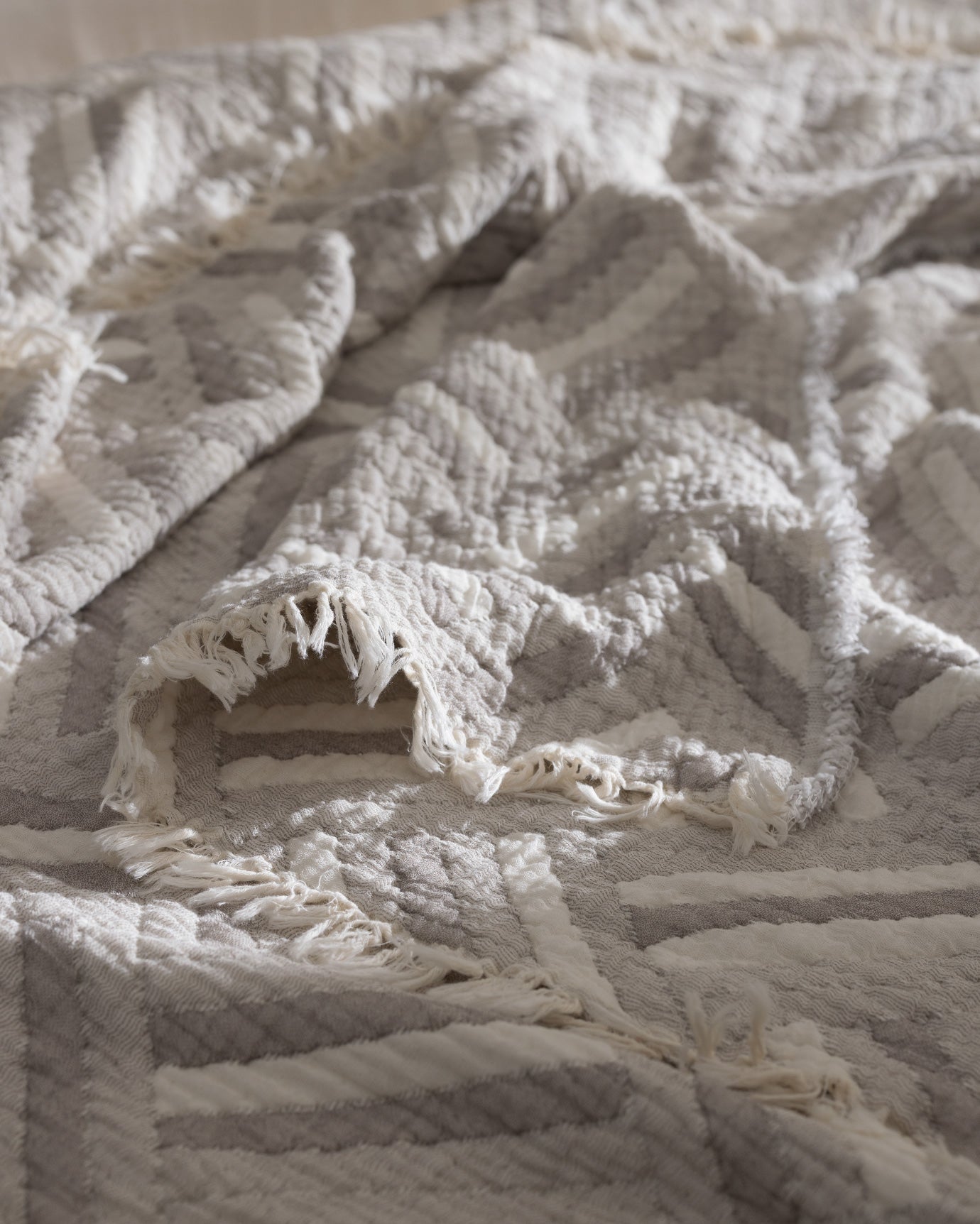 100% Cotton Double Bedspread - Soft & Versatile Design