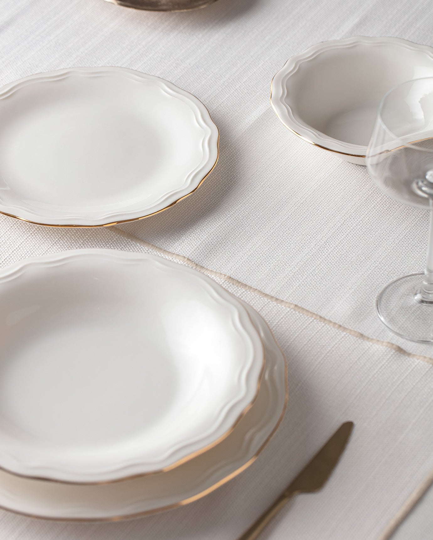 New Bone Porcelain 6-Person Dinnerware Set - Elegant Gold Trim