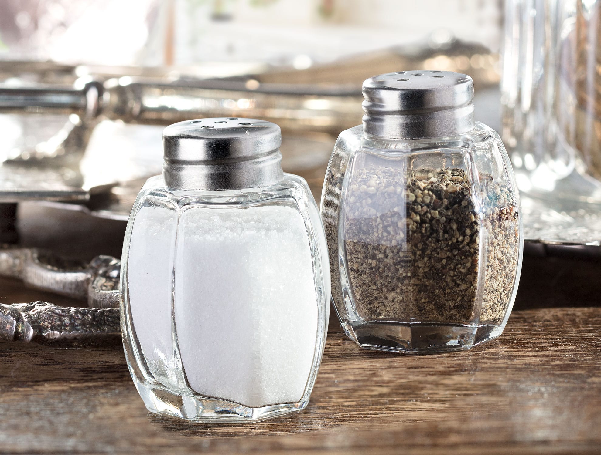 Ensemble de 2 Shakers en Verre et Métal - Accent Contemporain pour la Table