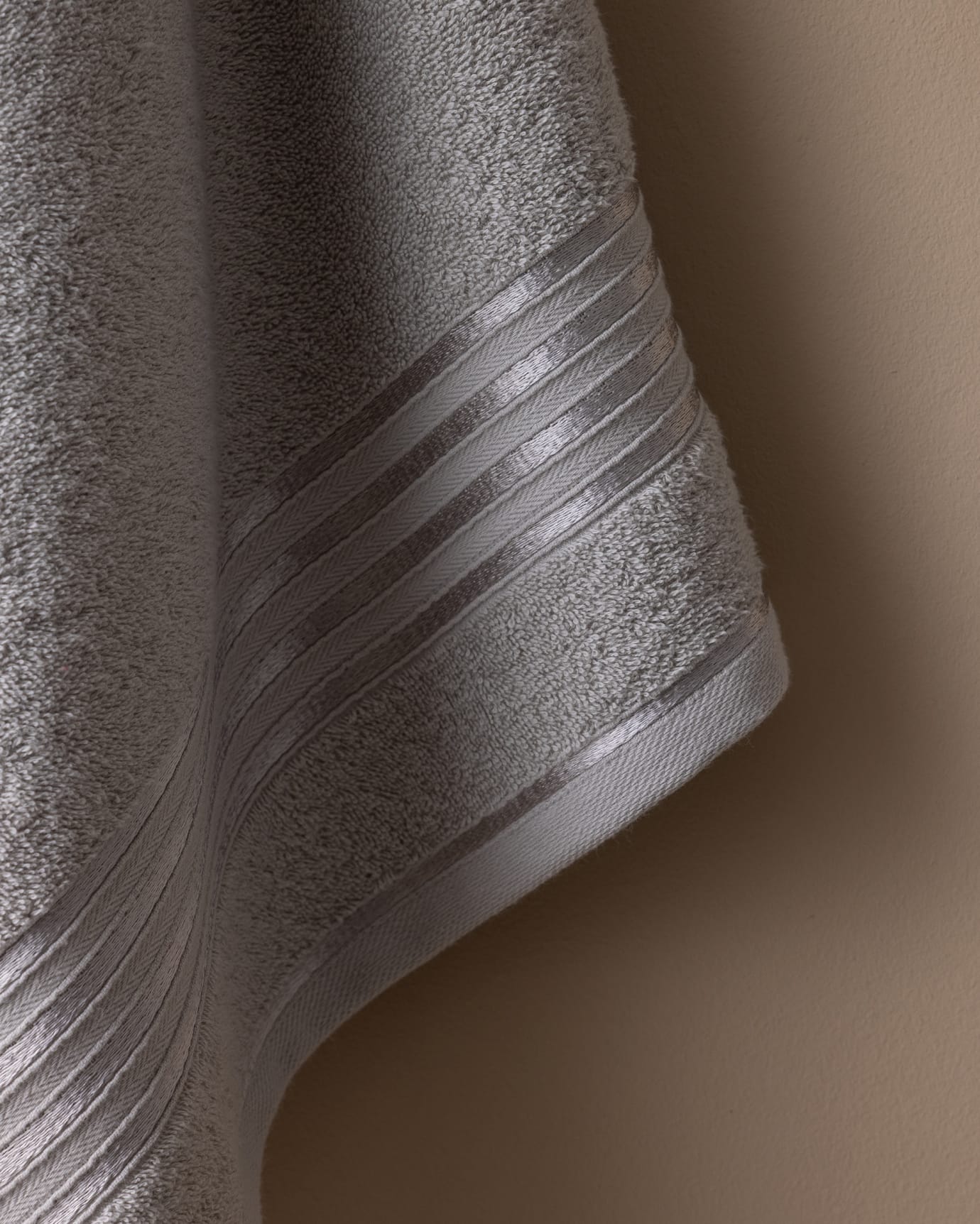 Luxe 100% Katoenen Pluche Badhanddoek - Zacht & Absorberend - Lichtgrijs