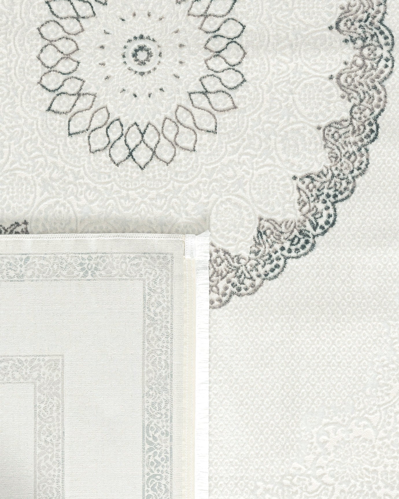 Luxurious Polyester Area Rug - Soft Pile & Modern Aesthetic