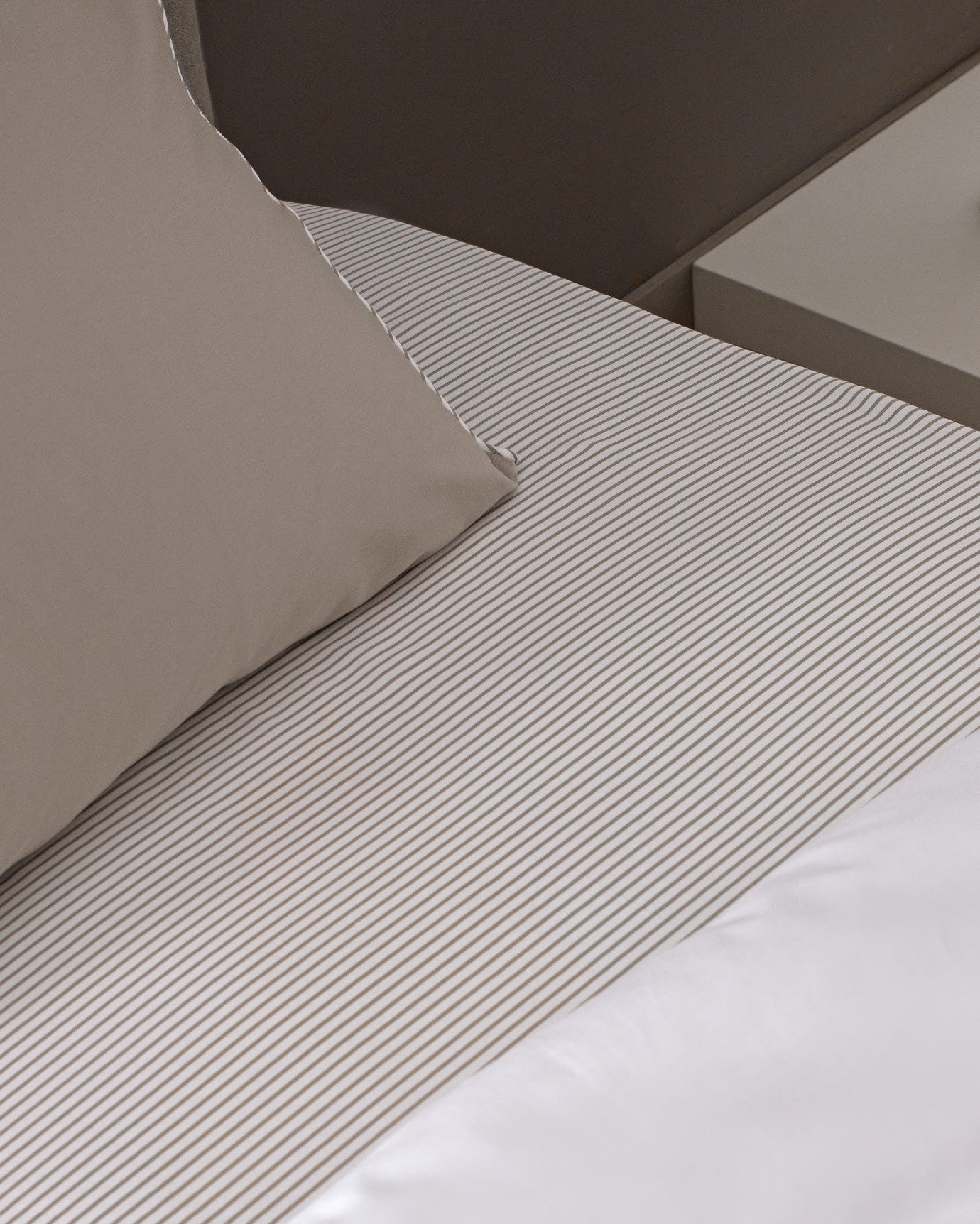 Verne King Size 100% Cotton Sateen Printed Piped Bedding Set - Beige/White