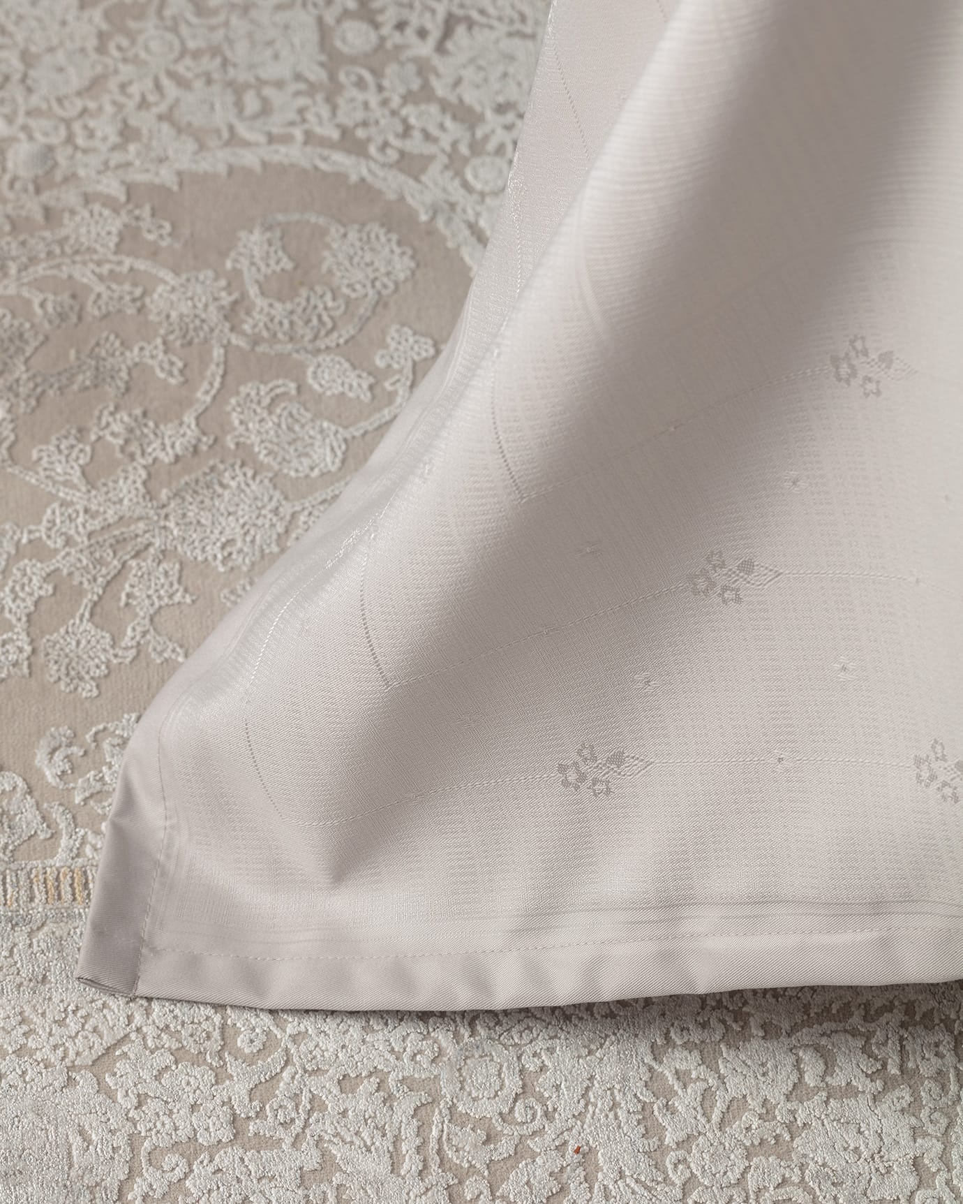 Polyester Tablecloth - Modern Dining & Easy Care Design
