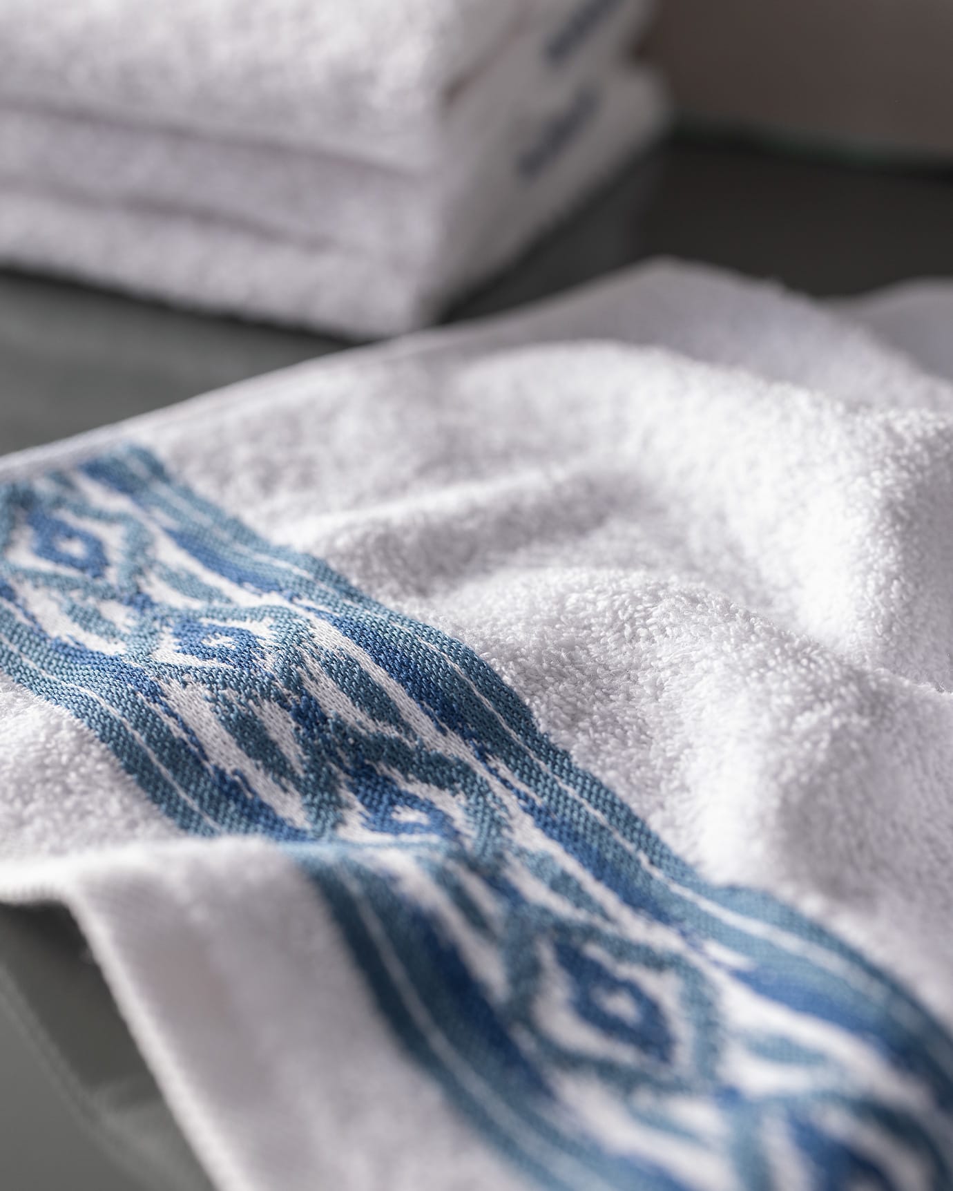 4-Pack 100% Cotton Hand Towel Set - Soft Absorbent Bathroom & Guest Towels - White & Blue
