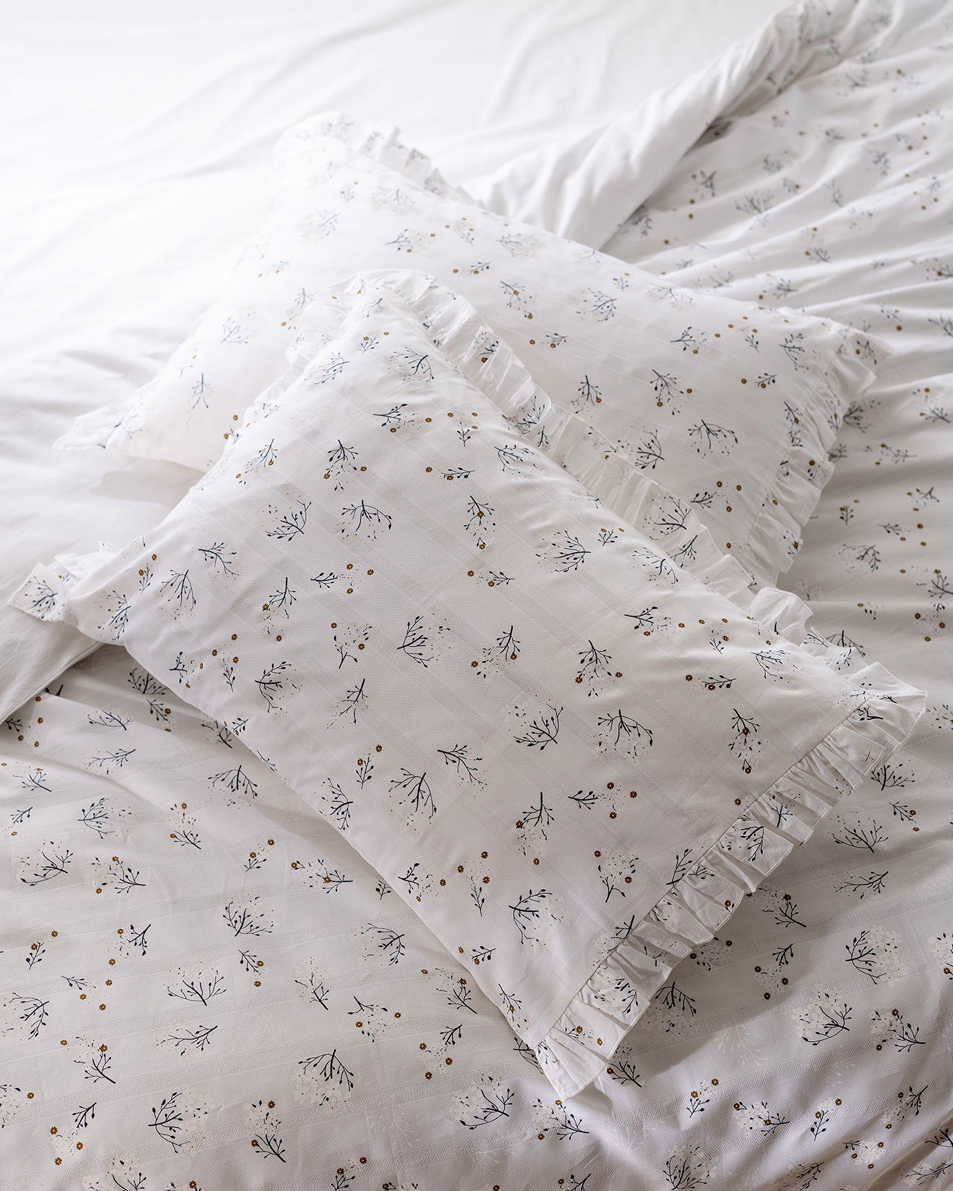 100% Cotton Double Duvet Cover Set - Elegant Ruffled Design