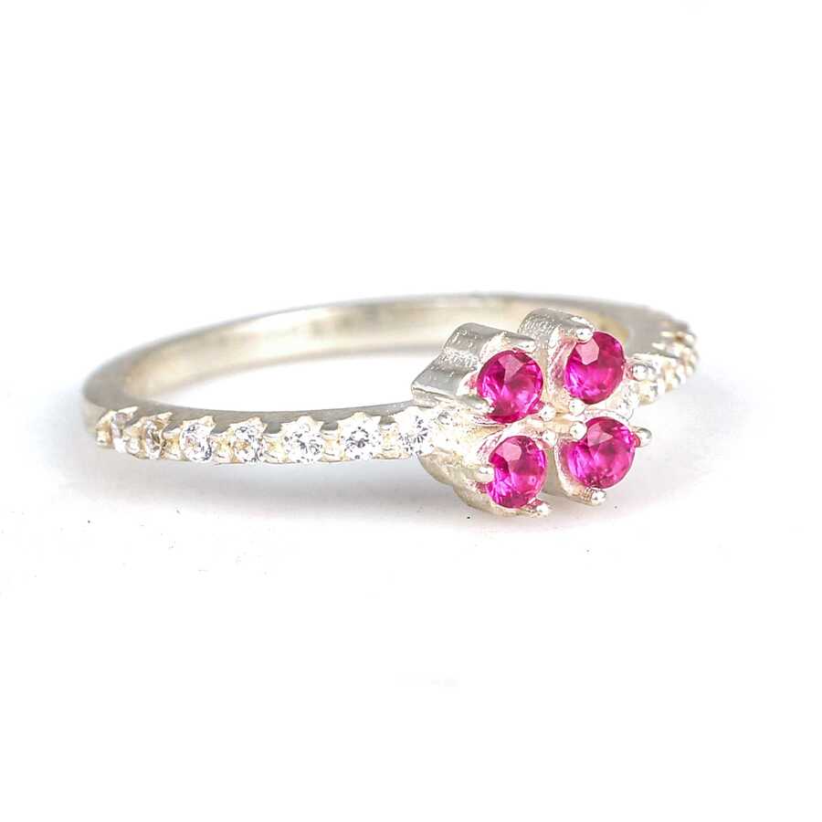 Anillo profesional de cuatro piedras color rubí en plata de ley 925