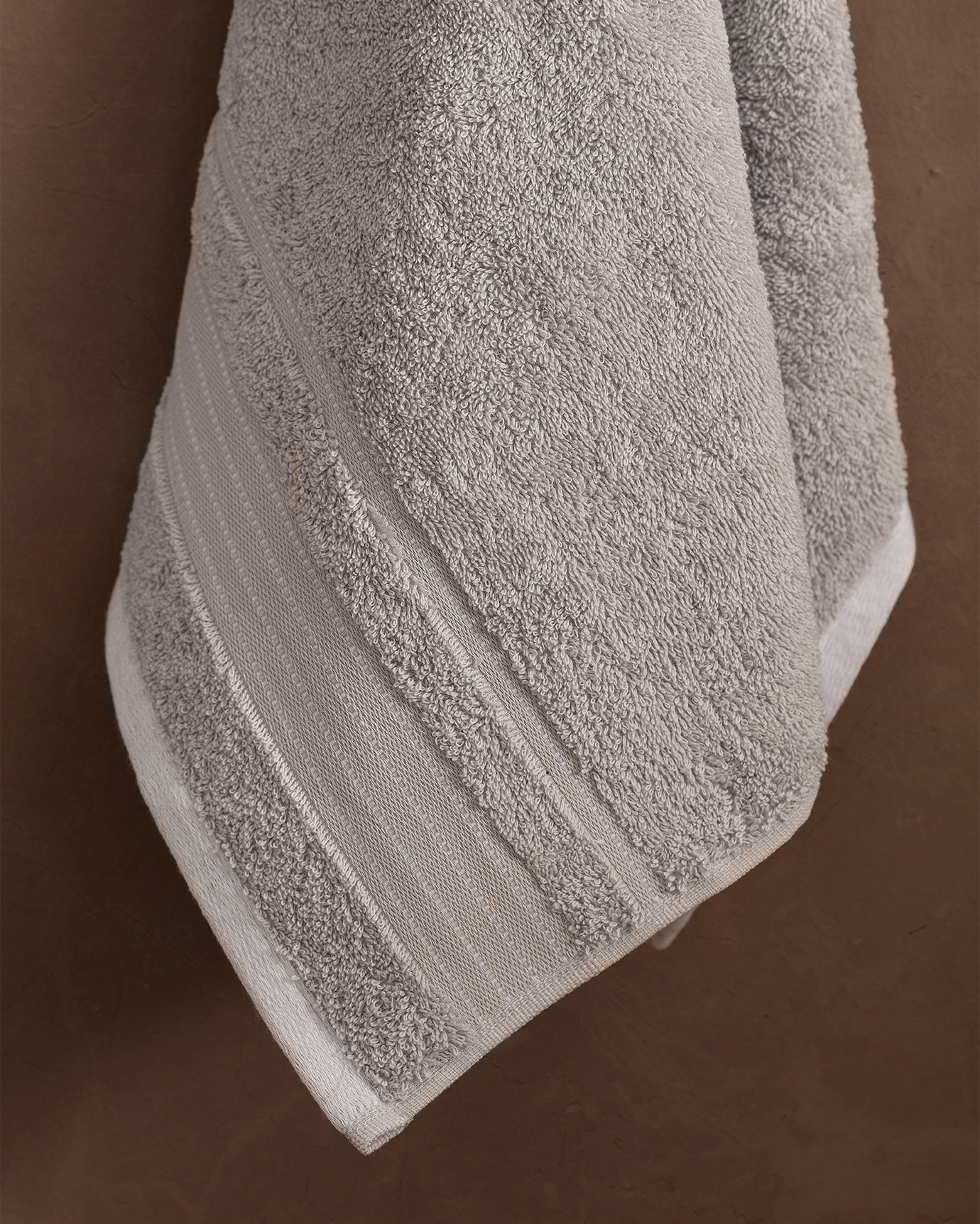 100% Cotton Bath Towel - Plush & Absorbent Everyday Essential