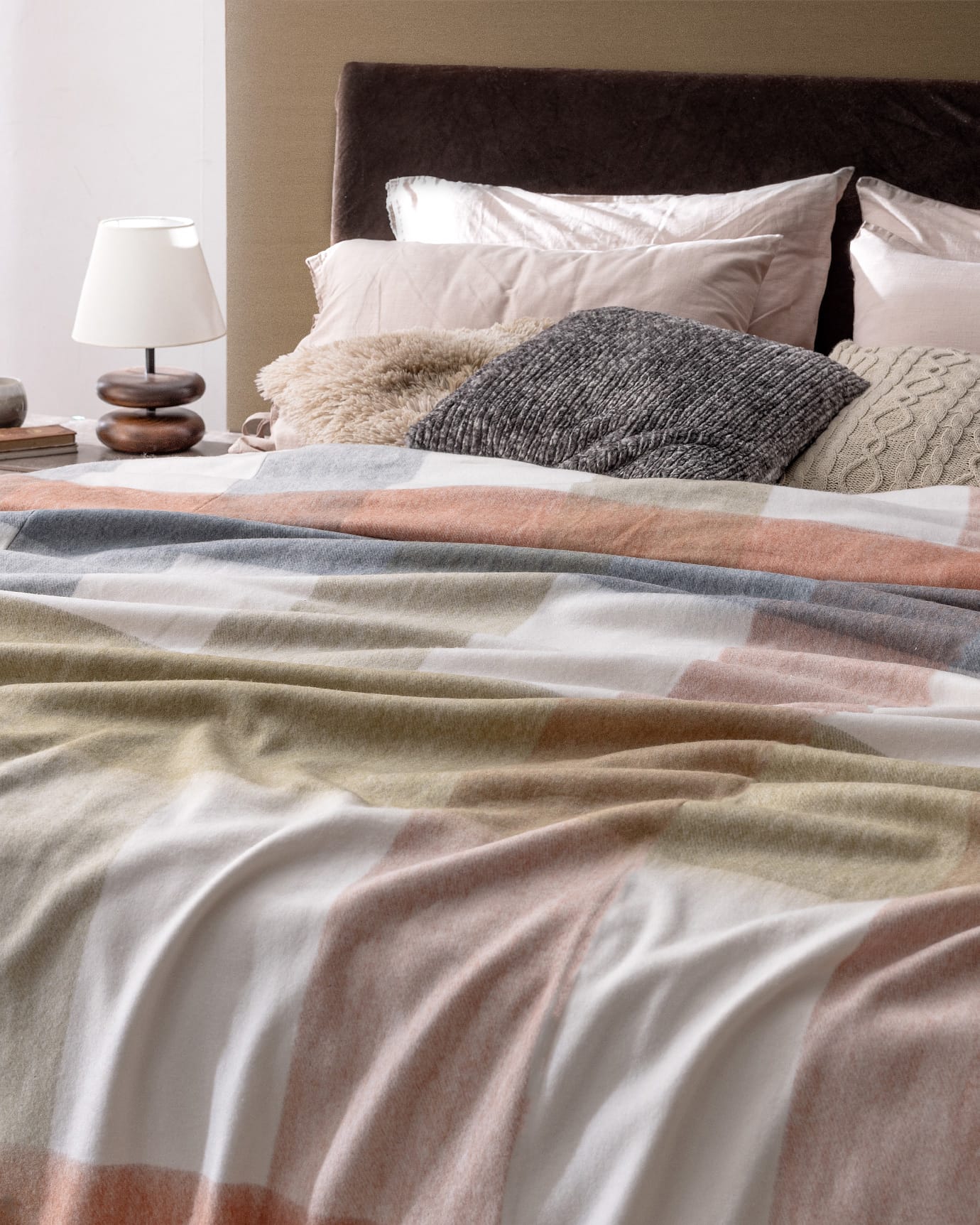 Luxurious Acrylic-Polyamide Blend Double Blanket - Ultimate Comfort