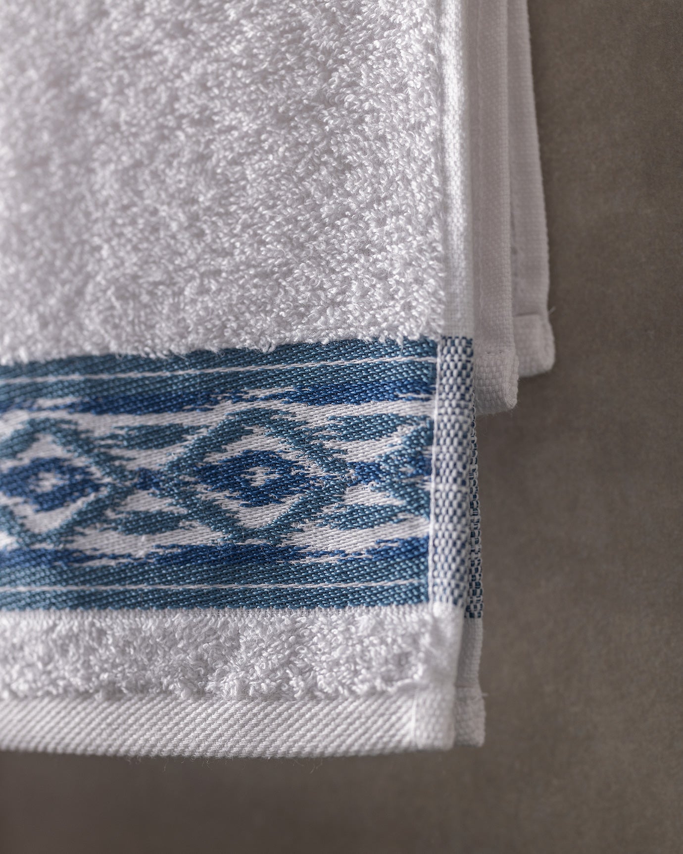 4-Pack 100% Cotton Hand Towel Set - Soft Absorbent Bathroom & Guest Towels - White & Blue