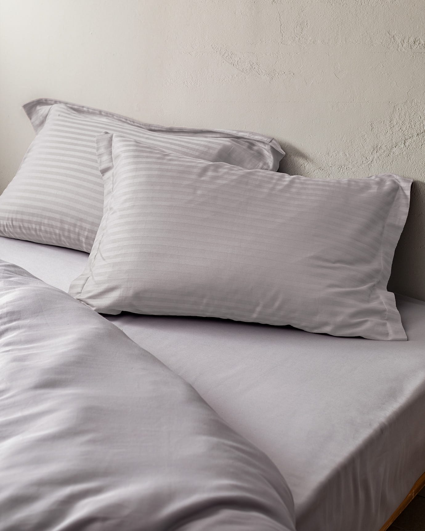 Elicia King Size Striped Sateen Bedding Set
