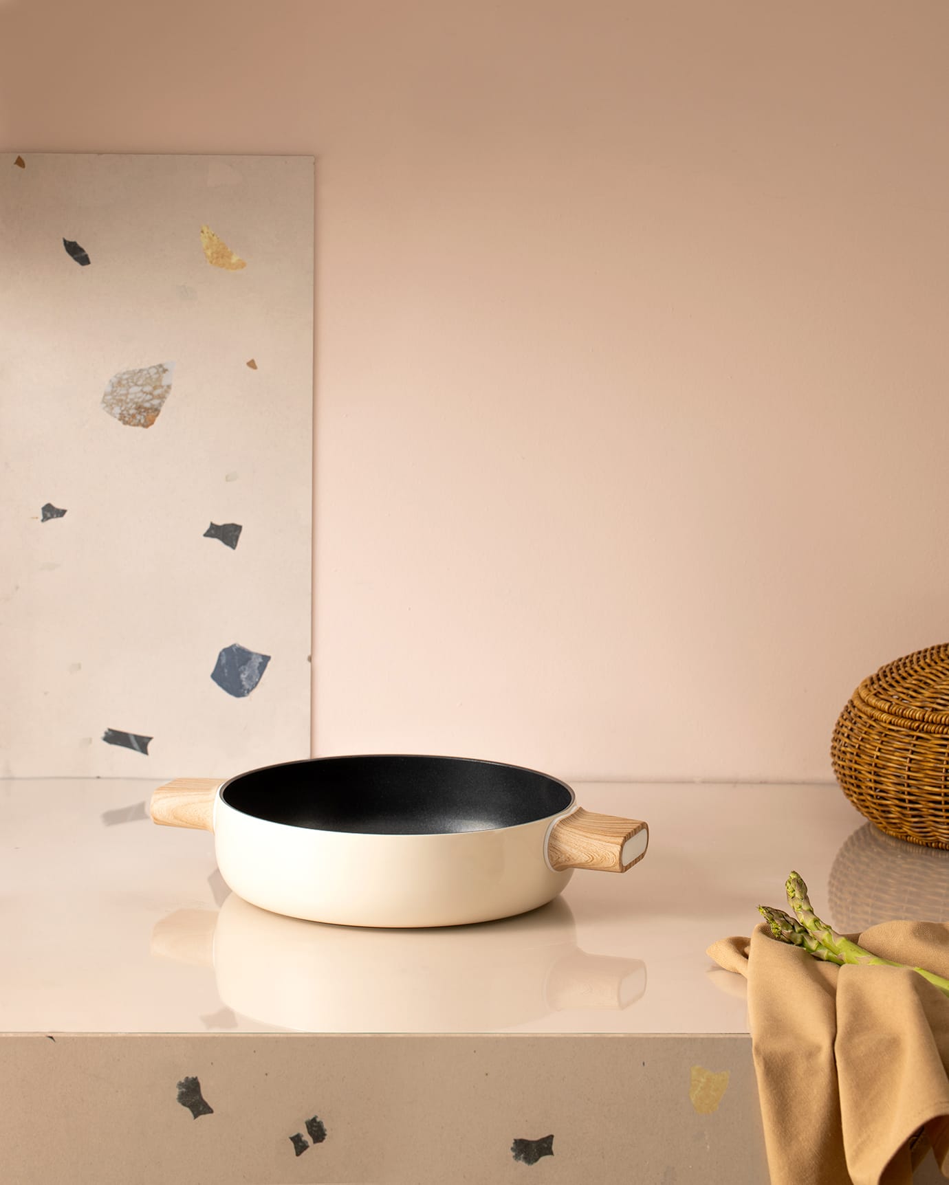 24 cm White Cooking Pot with Lid