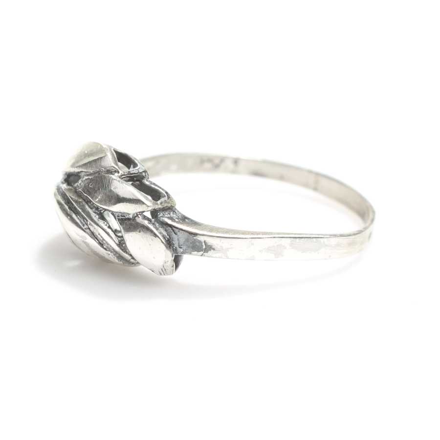 Elegant Sterling Silver Leaf Motif Ring - Nature-Inspired Design