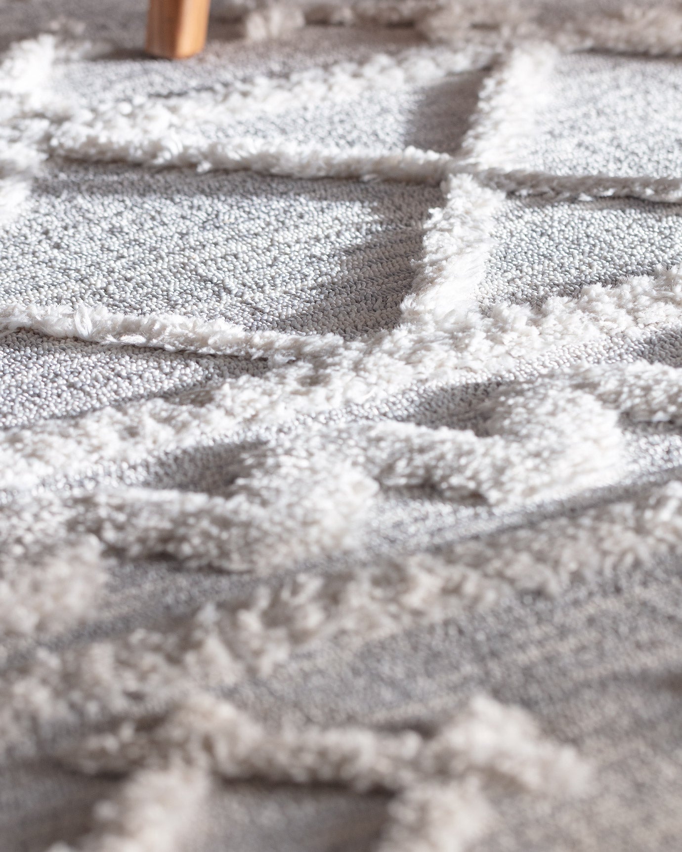 Luxurious Polyester Area Rug - Modern Grey Soft Pile Comfort