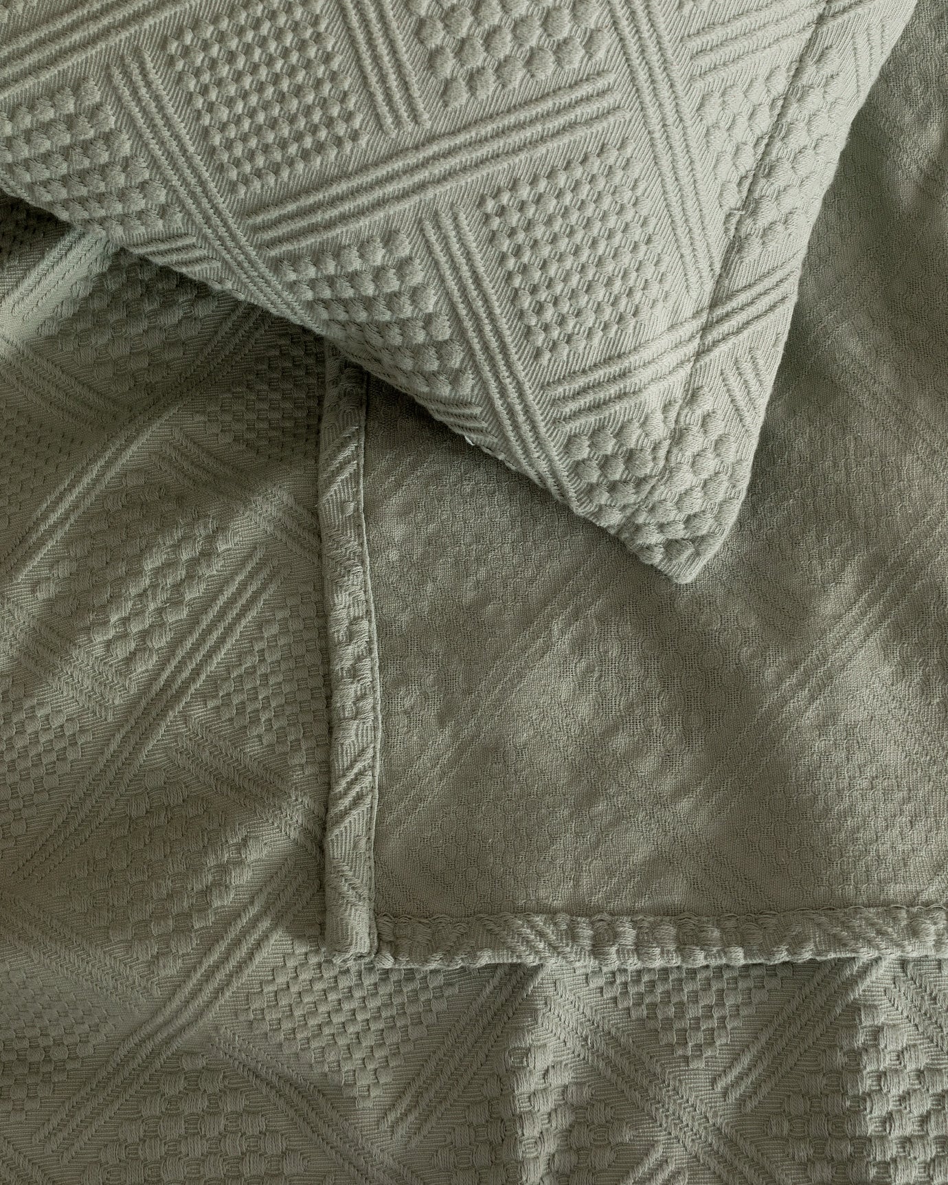 Triangle Geometric Pattern Double Bedspread