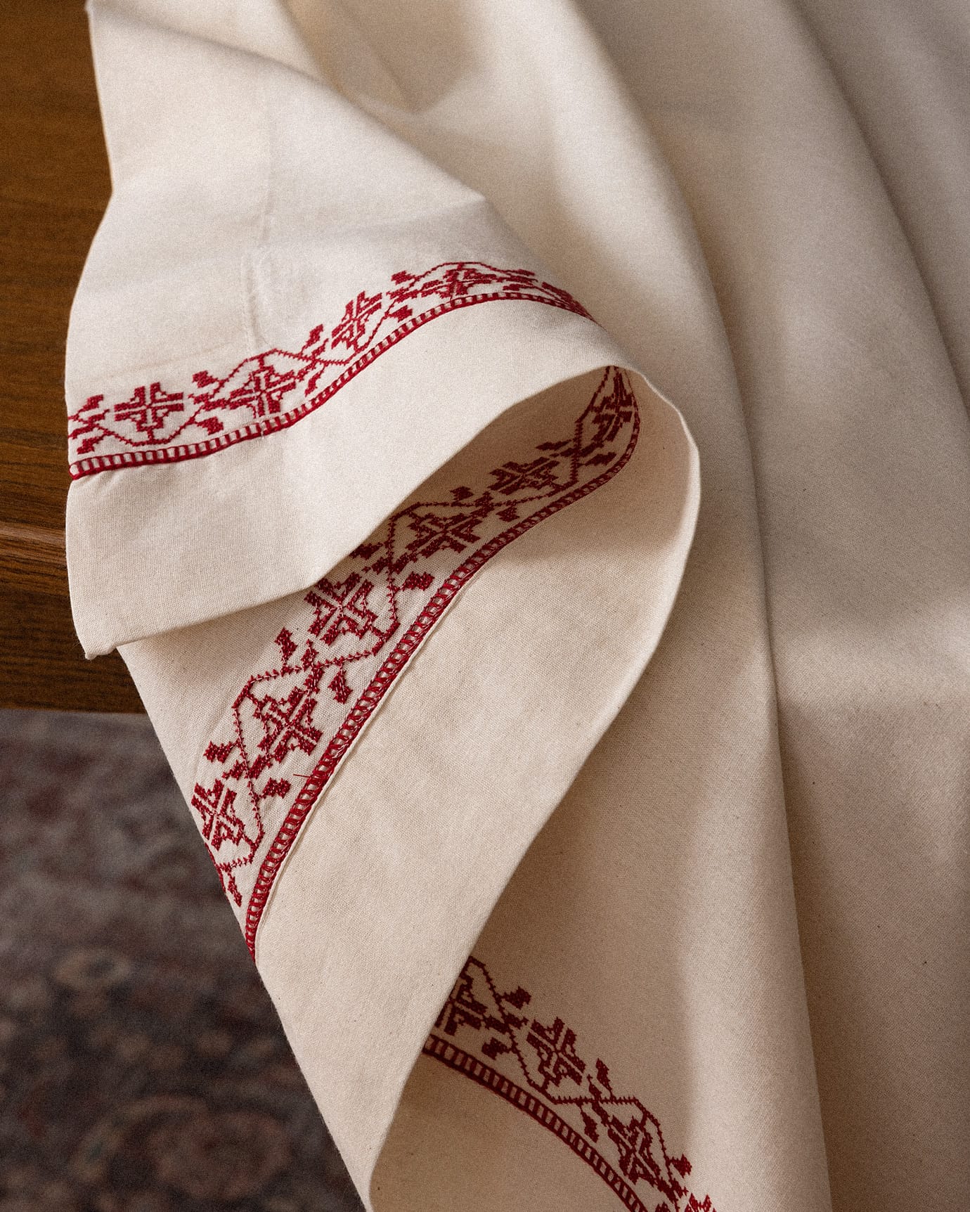 100% Cotton Ombrelot Tablecloth - Elegant Dining