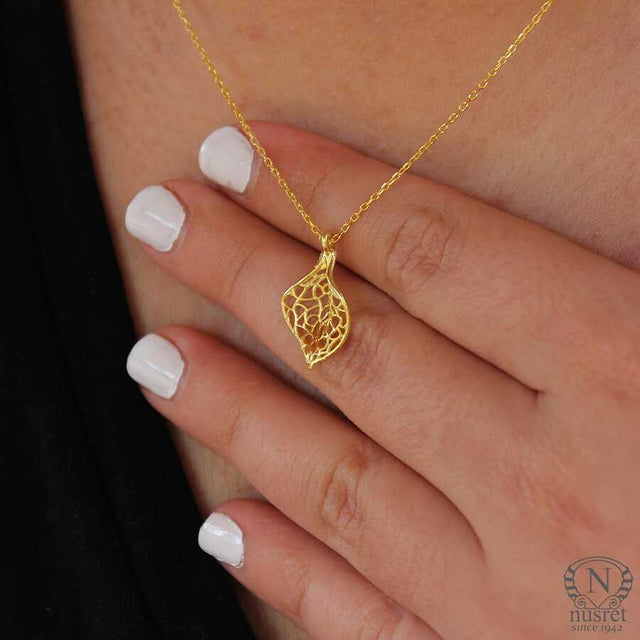 925 Sterling Silver Leaf Pendant Necklace - Elegant Nature Design