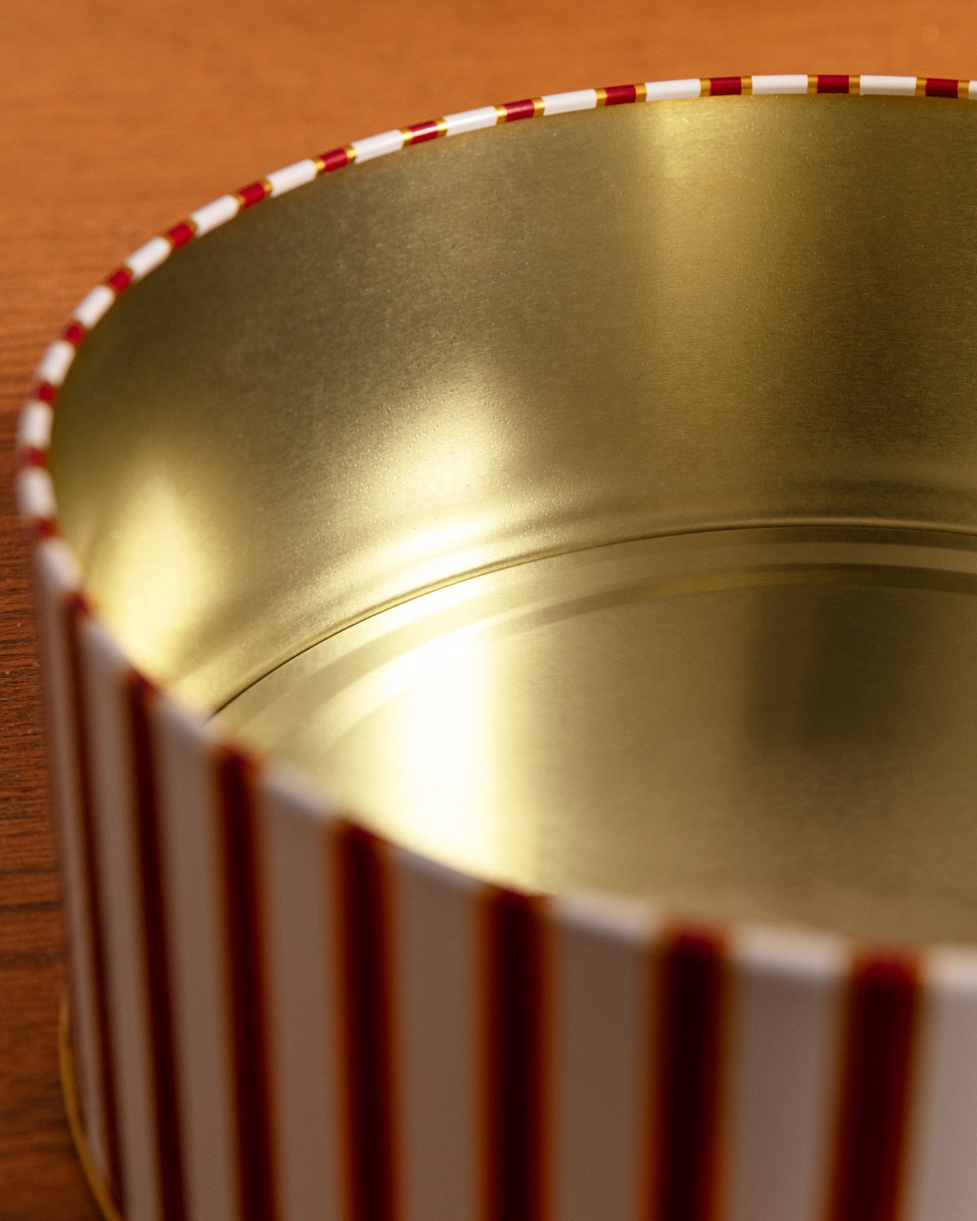 Durable Metal Storage Box - Modern Round Design for Elegant Home