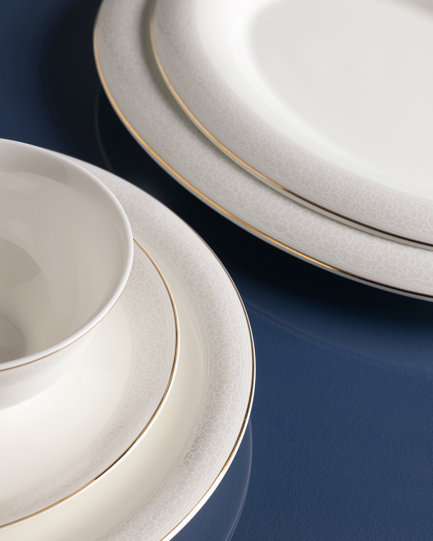 Fine Bone Porcelain 6-Person Dinnerware Set - Elegant White Design