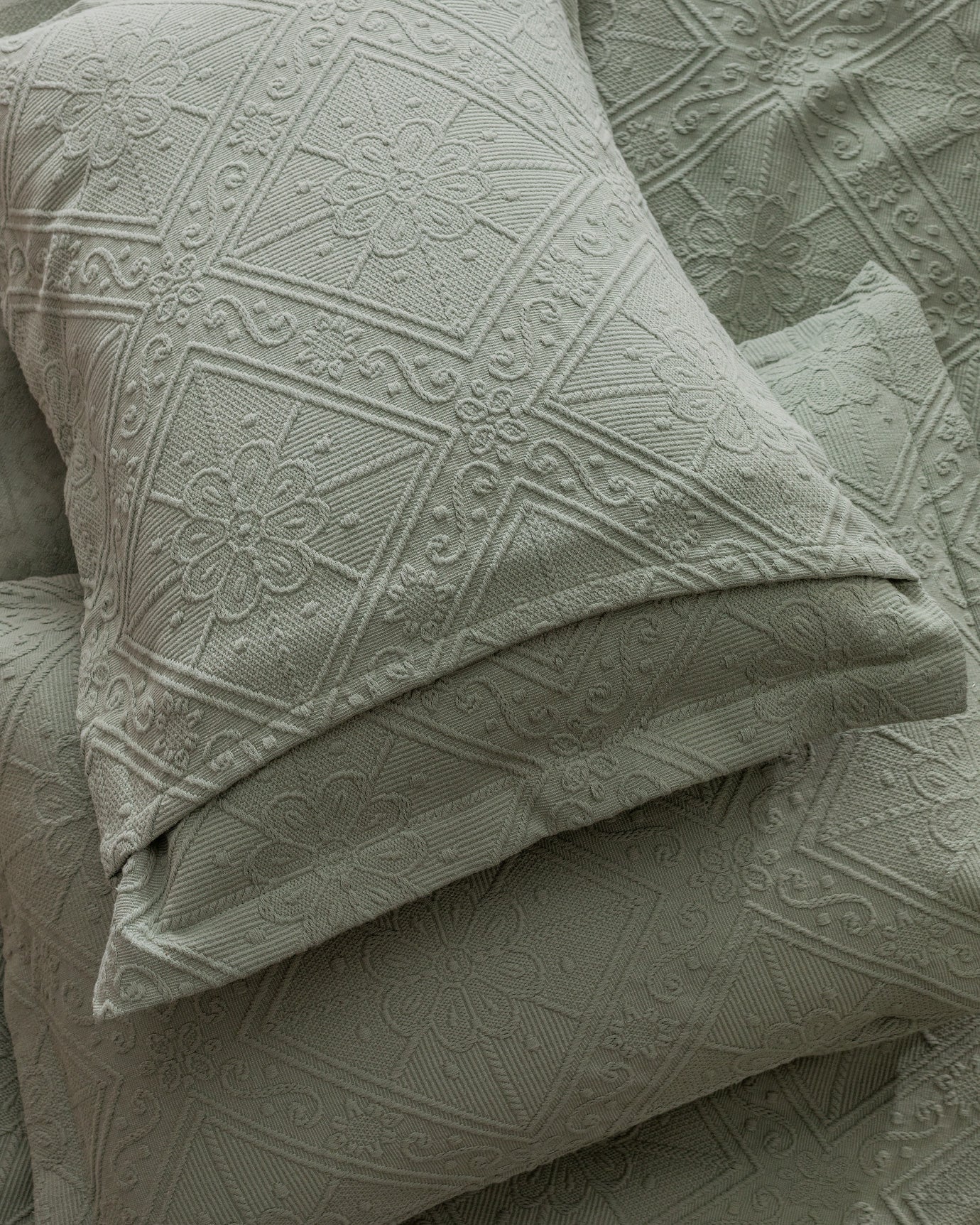 100% Cotton King Size Bedspread - Soft & Breathable Bed Cover