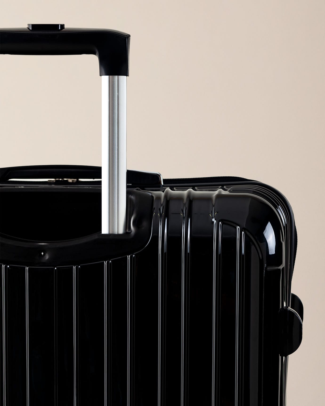 Polycarbonate Medium Suitcase - Durable & Lightweight Design