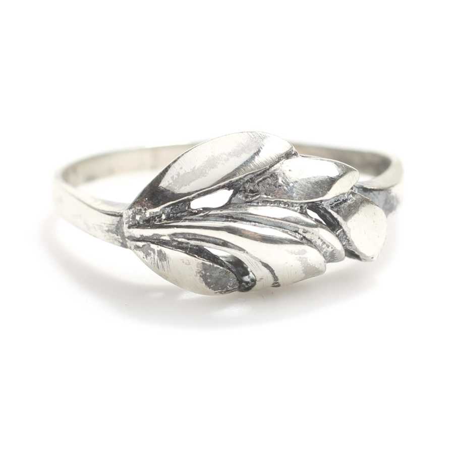 Elegant Sterling Silver Leaf Motif Ring - Nature-Inspired Design