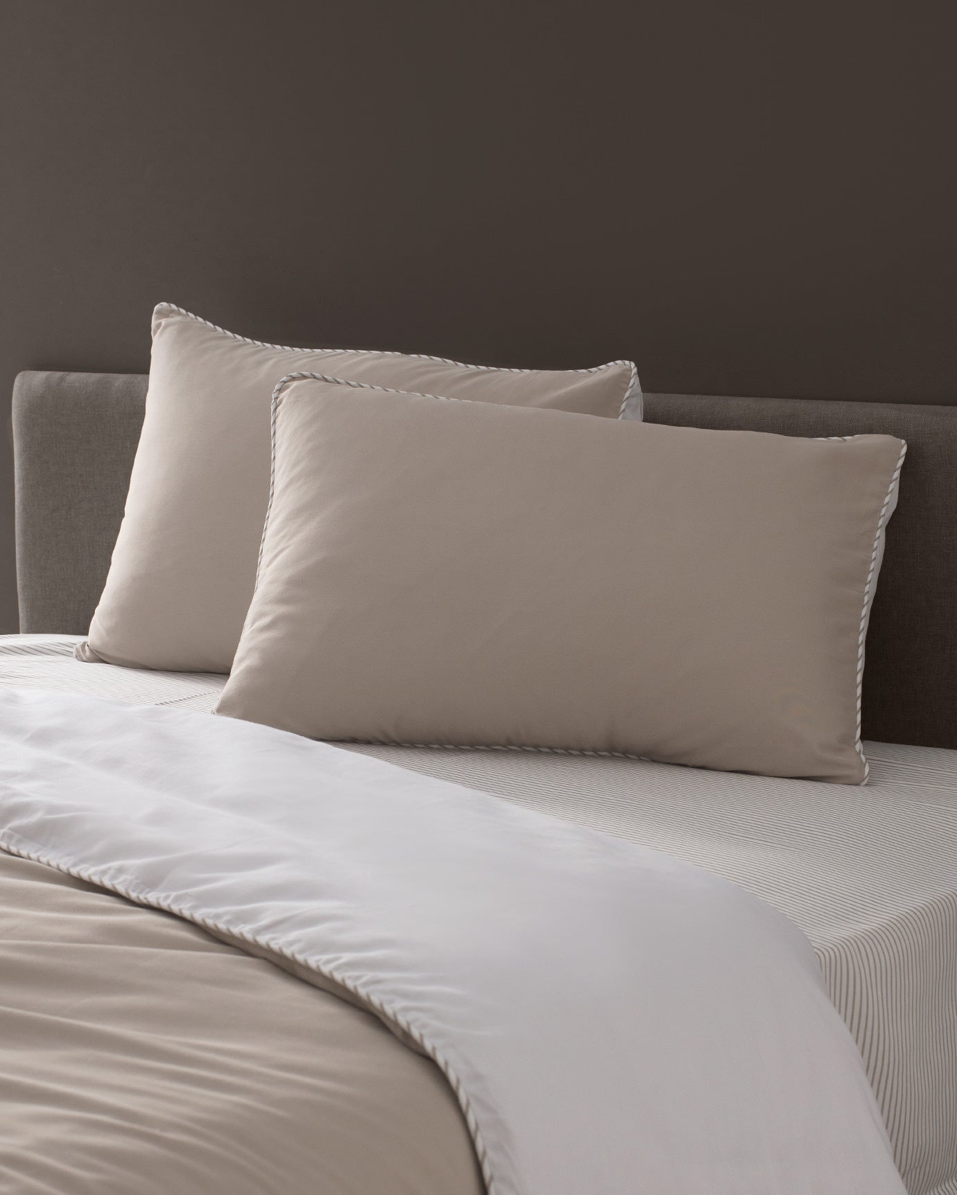 Verne King Size 100% Cotton Sateen Printed Piped Bedding Set - Beige/White