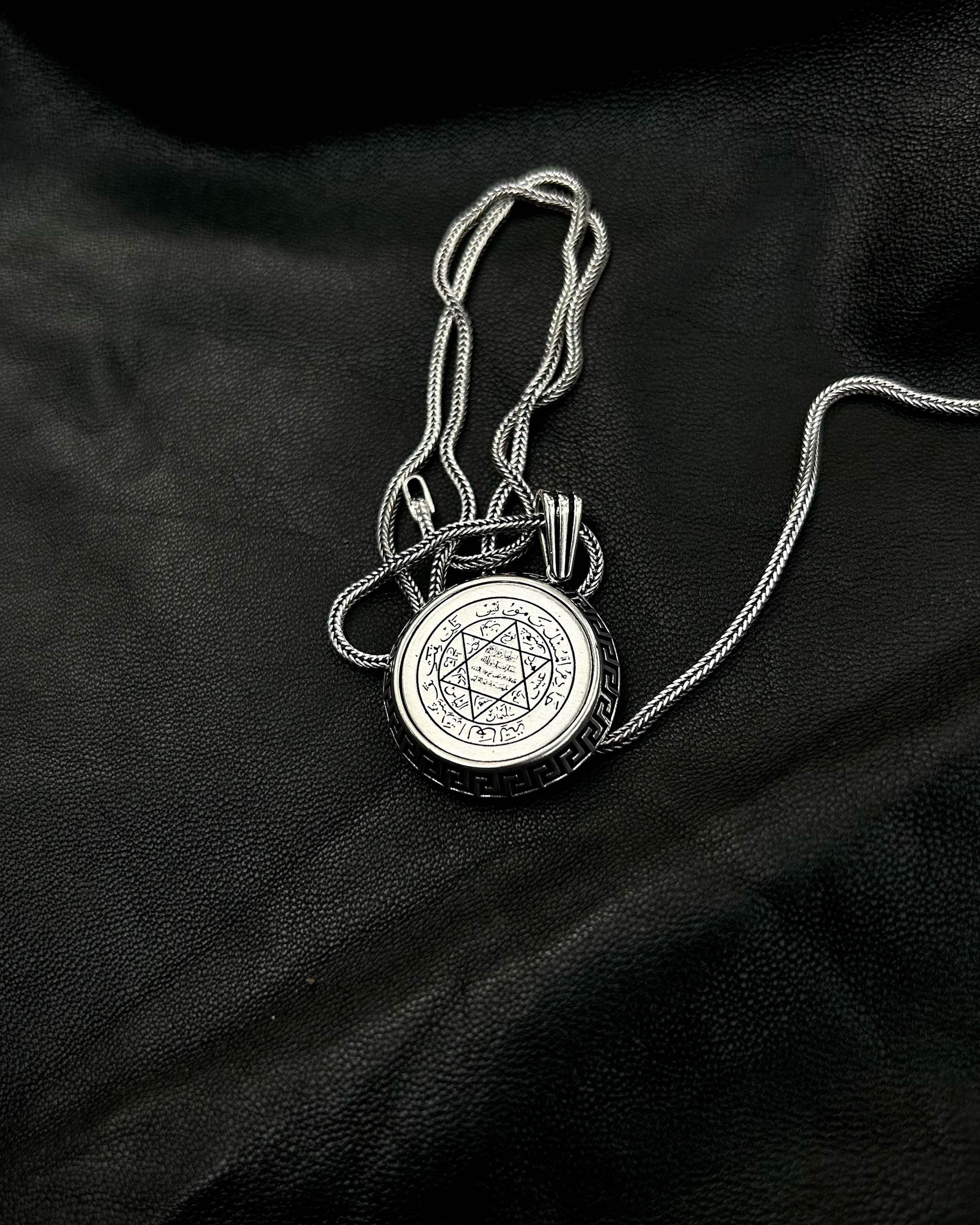 Collana con pendente rotondo in argento sterling con sigillo di Salomone e saggezza