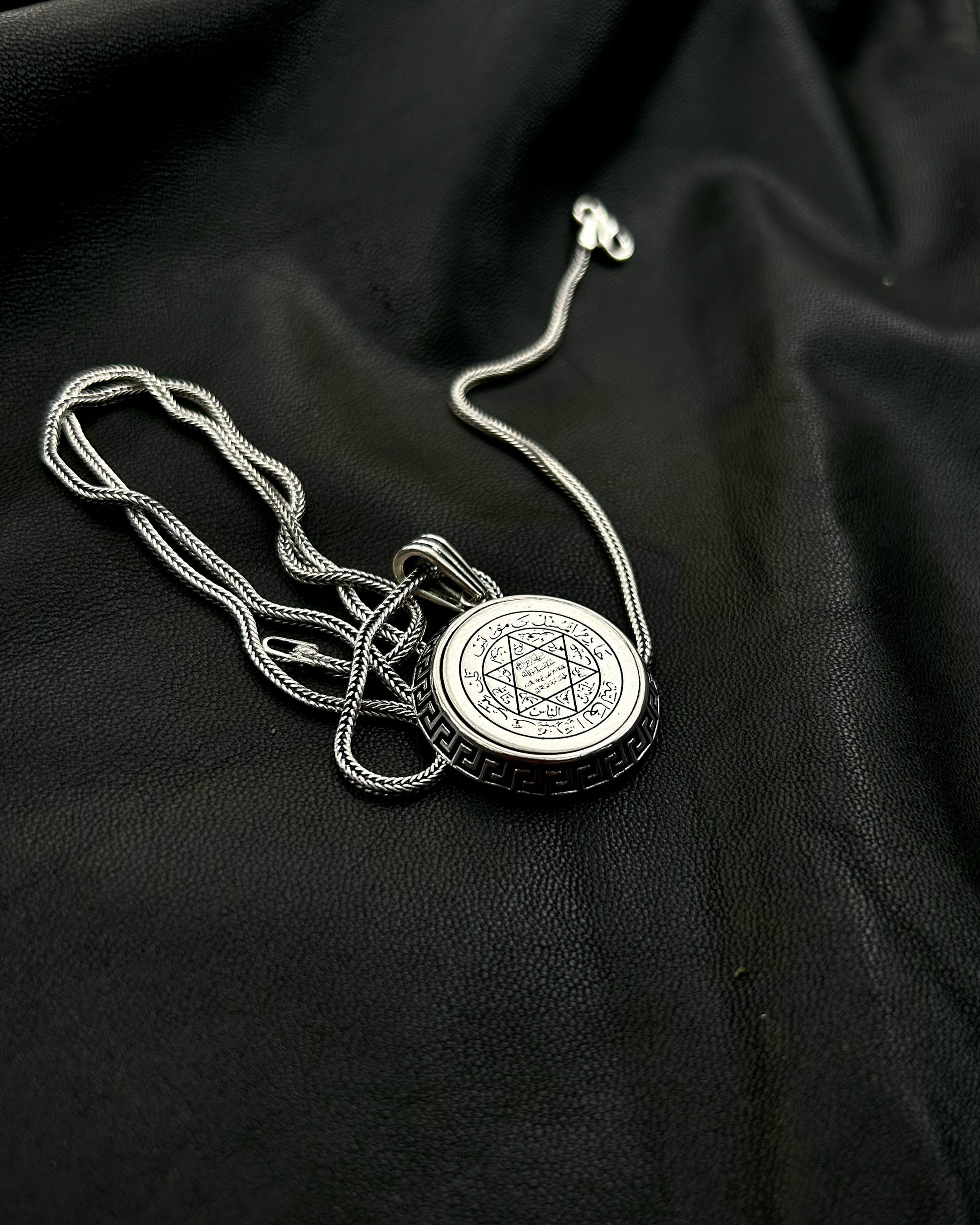Collana con pendente rotondo in argento sterling con sigillo di Salomone e saggezza