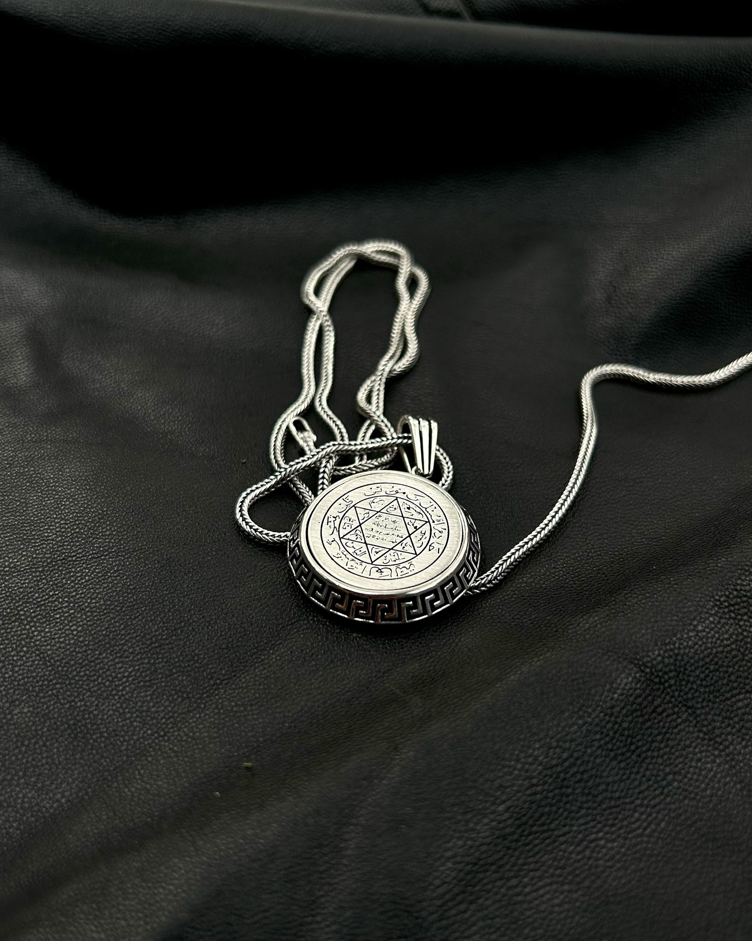 Collana con pendente rotondo in argento sterling con sigillo di Salomone e saggezza