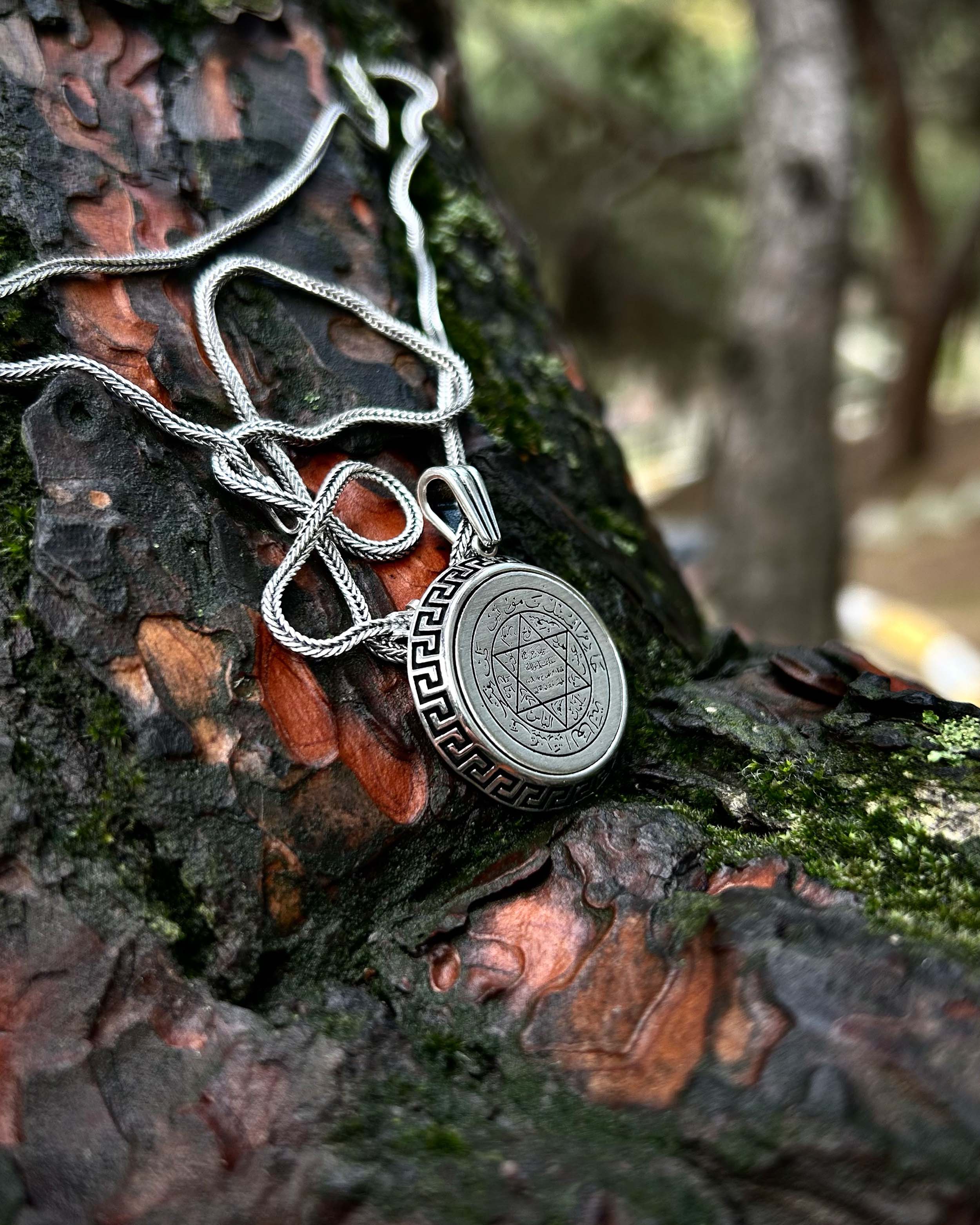 Collana con pendente rotondo in argento sterling con sigillo di Salomone e saggezza