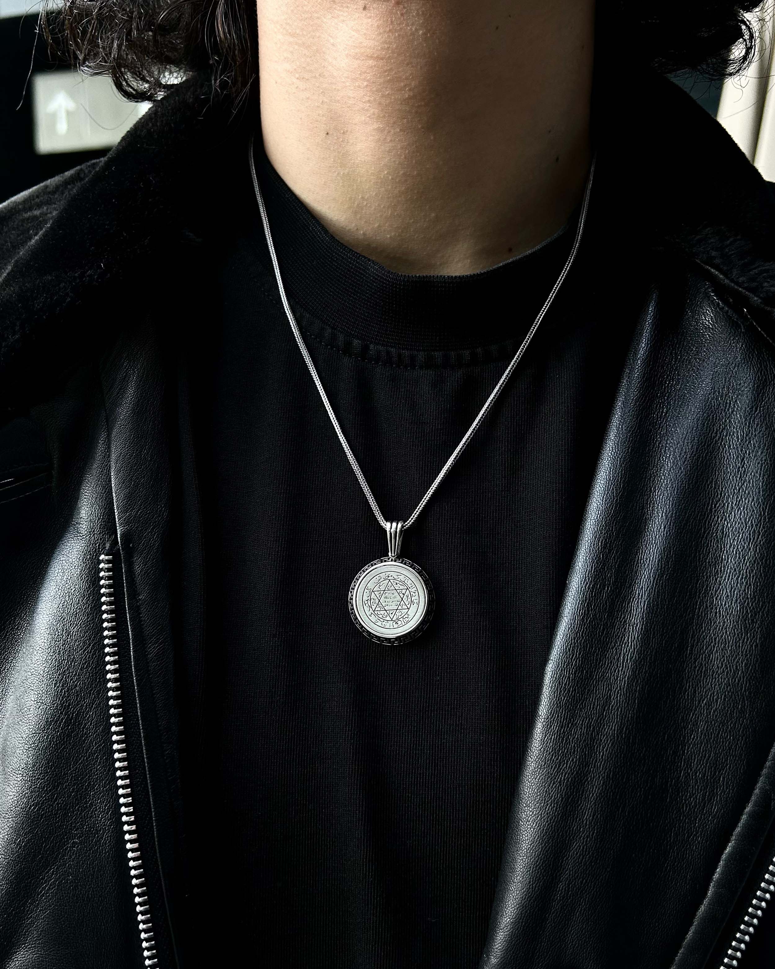 Collana con pendente rotondo in argento sterling con sigillo di Salomone e saggezza
