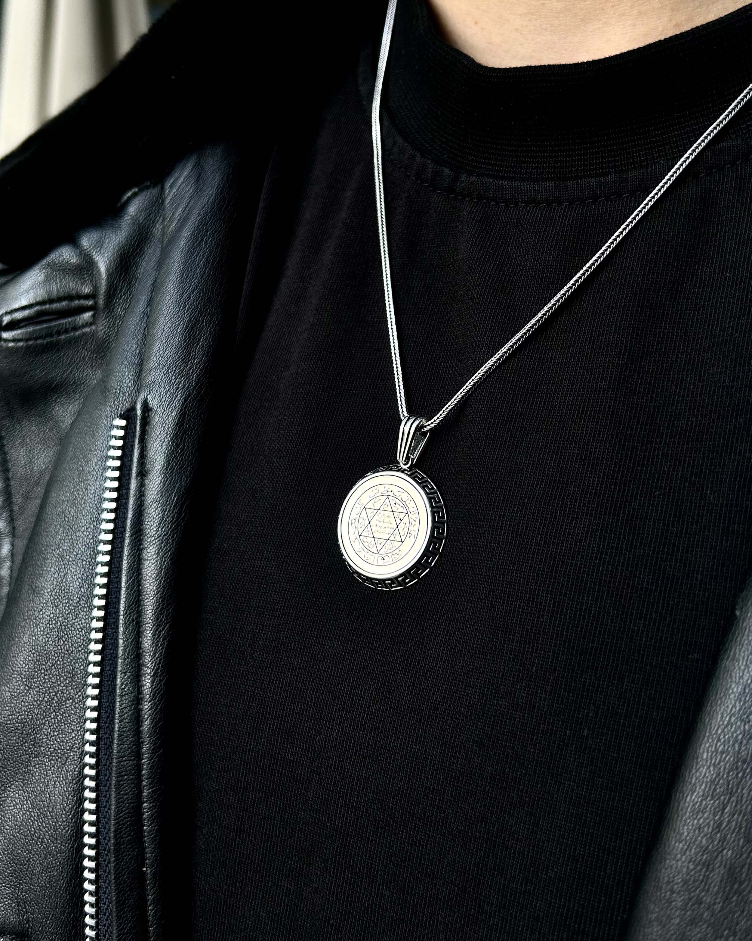 Collana con pendente rotondo in argento sterling con sigillo di Salomone e saggezza