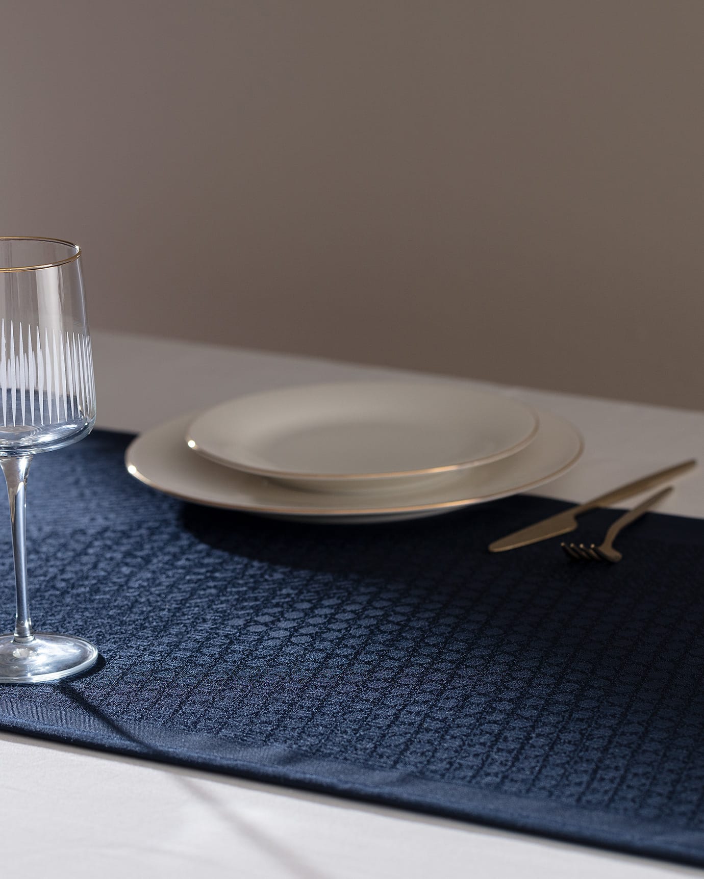 Premium Polyester Table Runner - Sophisticated Bourdon Design