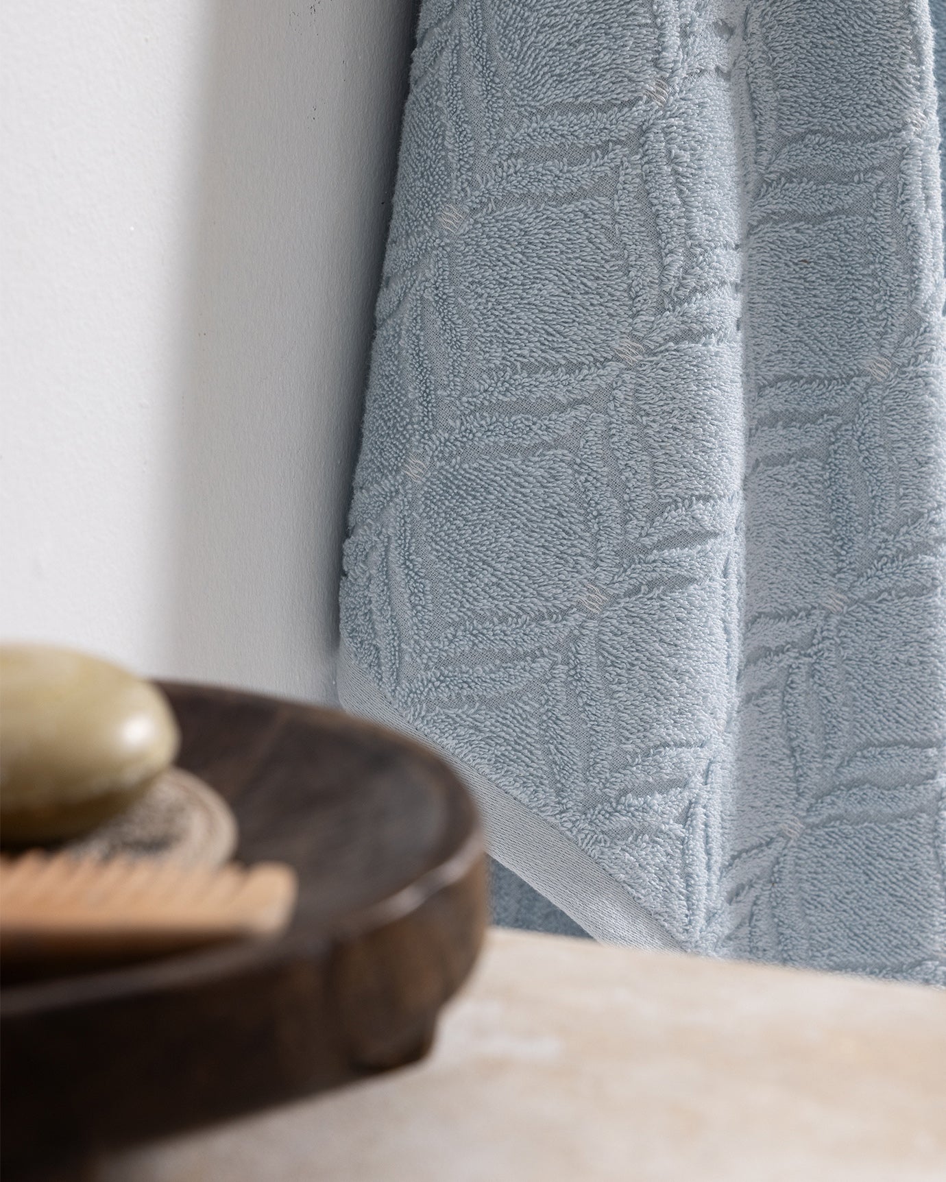 Plush Cotton Bath Towel - Soft & Absorbent Luxury for Your Bathroom
