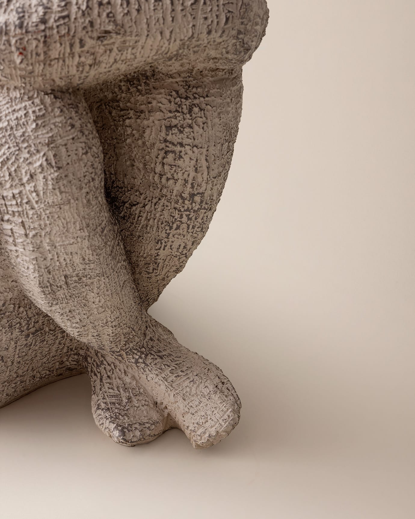 Resin Decorative Bust - Elegant Alice Sculpture in Soft Grey