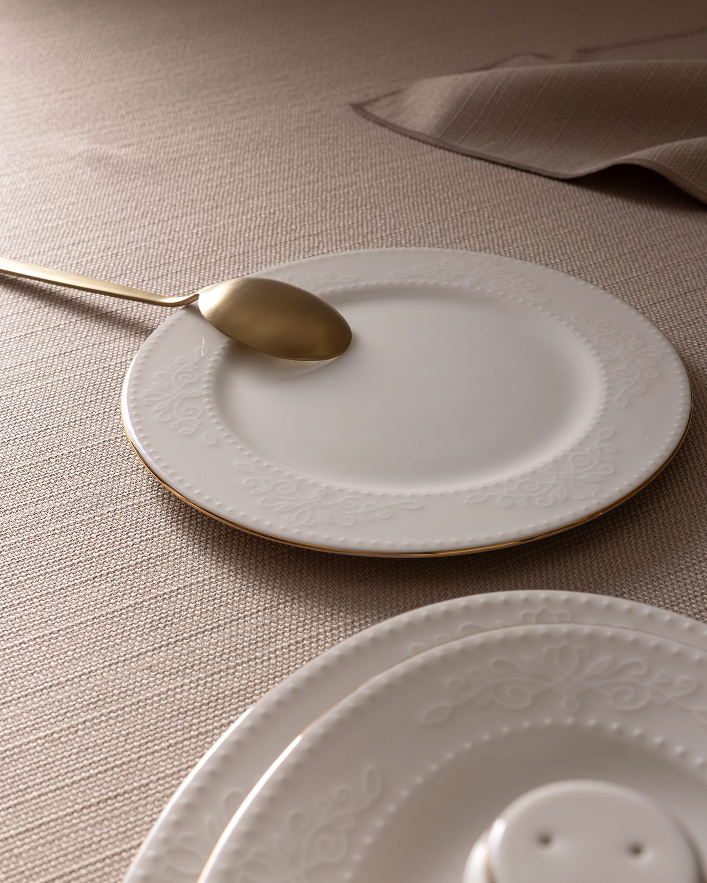 New Bone China 6-Person Dinnerware Set - Elegant White & Gold